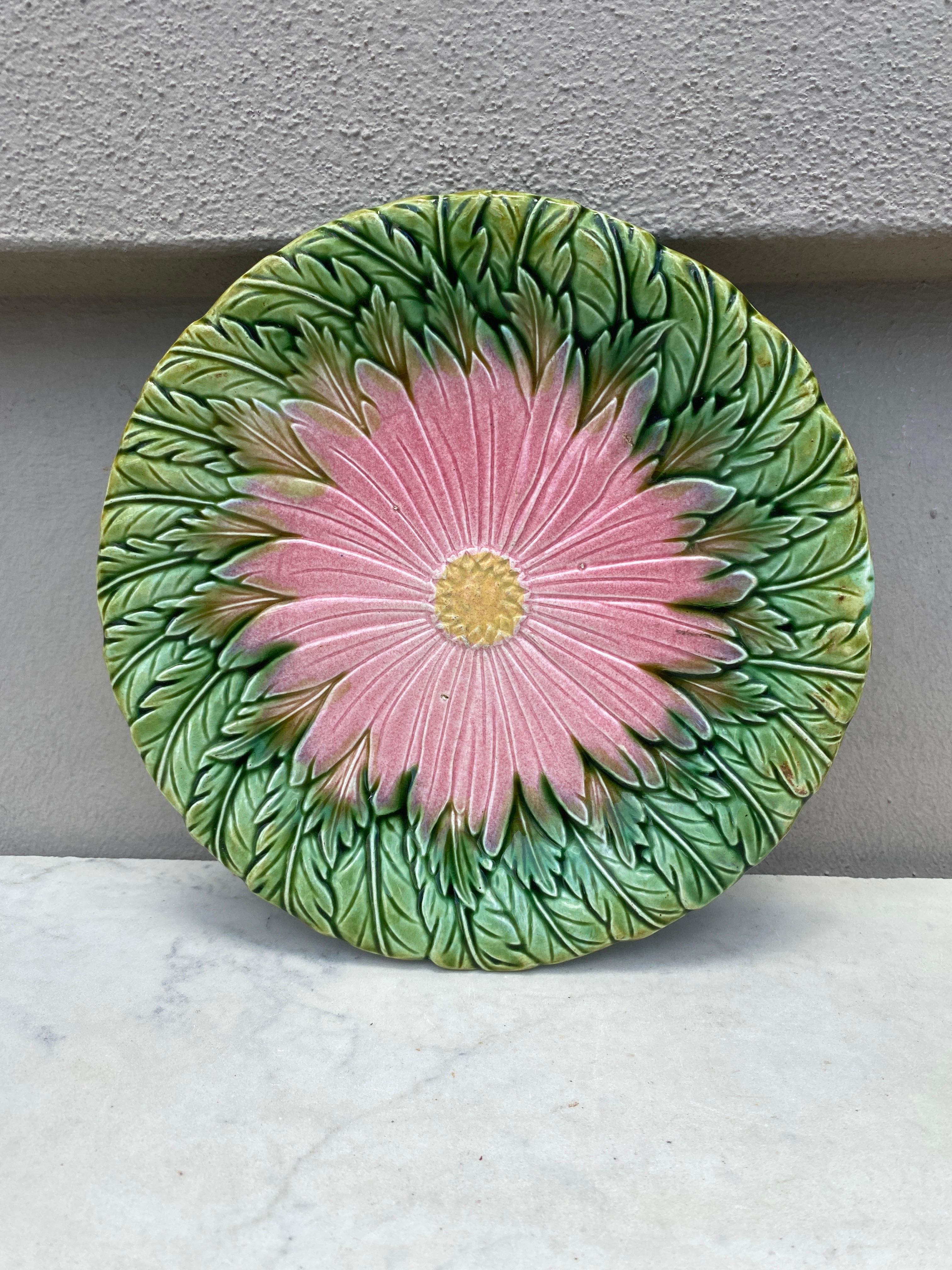 Plato de mayólica con hojas de castaño Salins, hacia 1880 Francés en venta