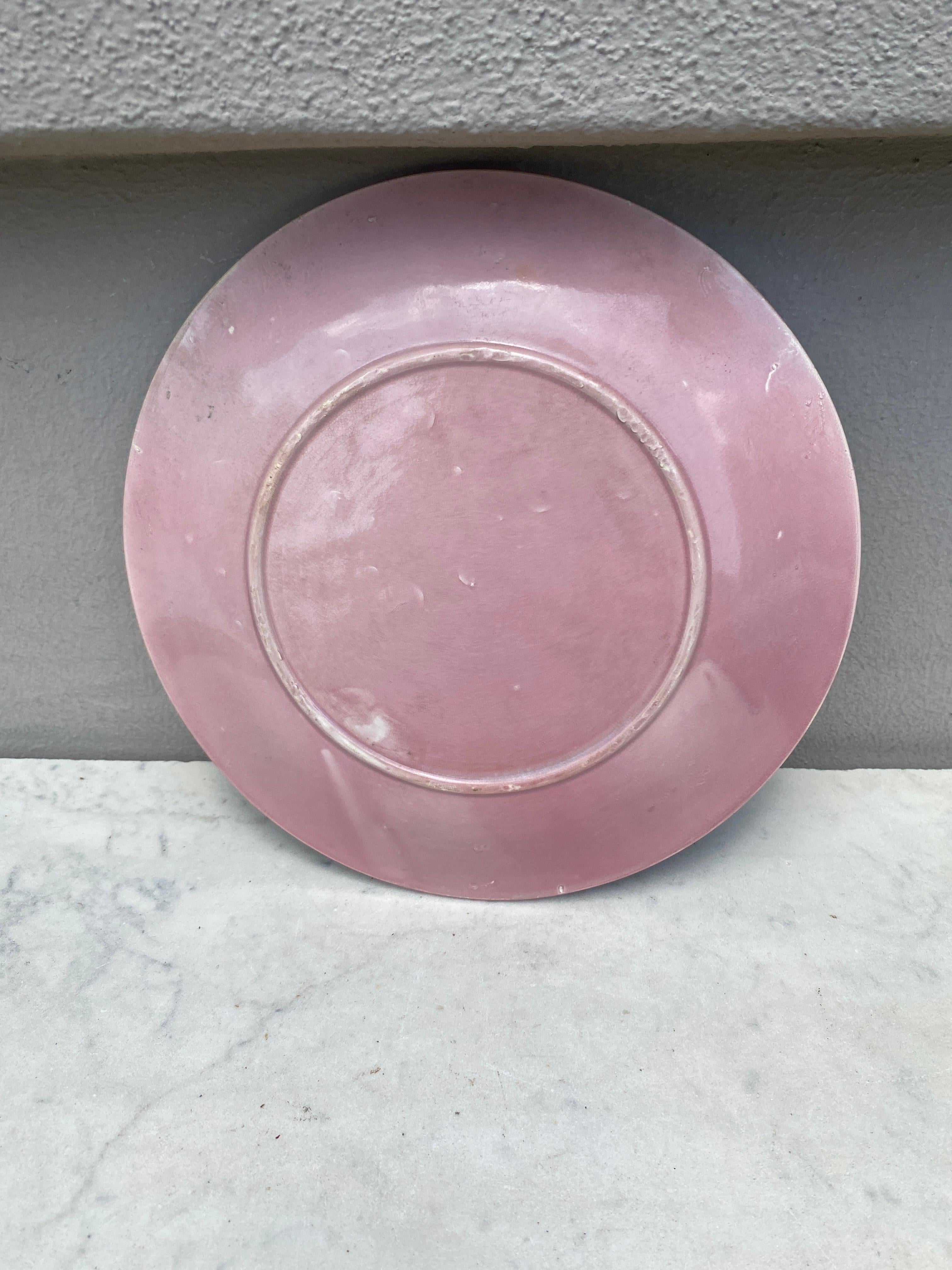 Plato de mayólica con hojas de castaño Salins, hacia 1880 Francés en venta