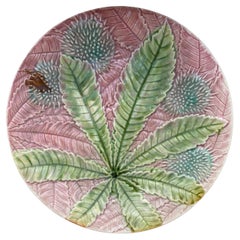 Piatto in maiolica con foglie di castagno Salins, 1880 circa