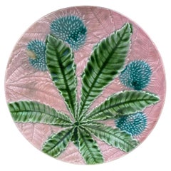 Piatto in maiolica con foglie di castagno Salins, 1880 circa