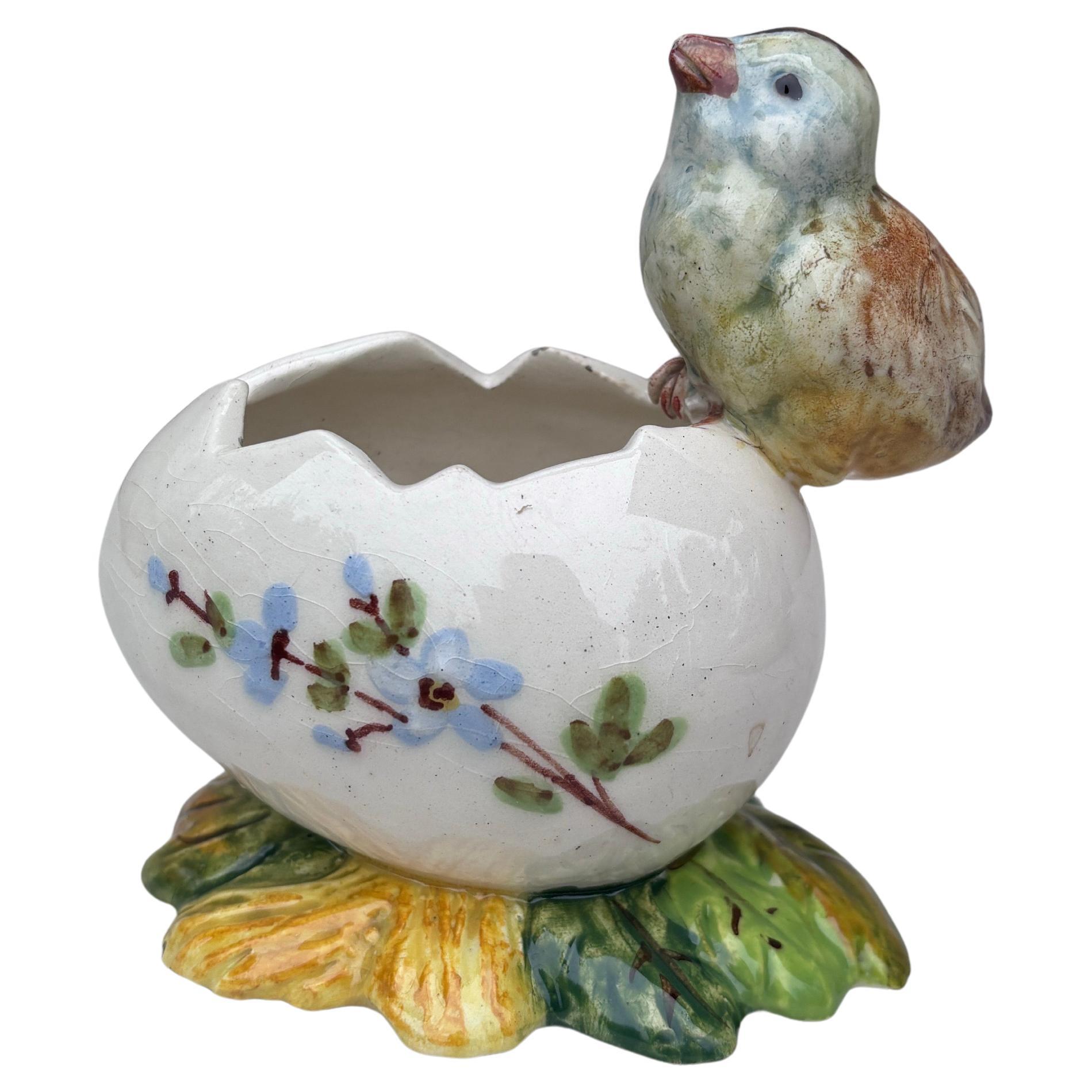 Majolica Chick with Egg Vase Jerome Massier circa 1900 en vente