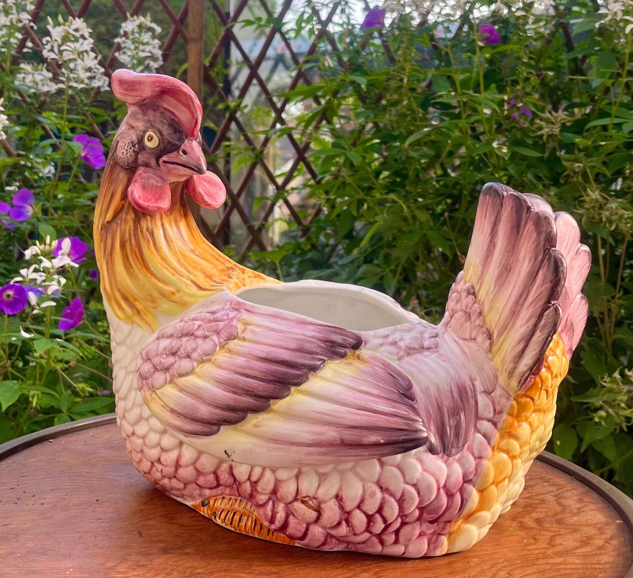 Jardinière de poulet en majolique Italie, vers 1960.

Estampillé : Italie
Un véritable trésor pour le collectionneur de céramiques.

Avec mes meilleurs vœux, Geert.

















































 