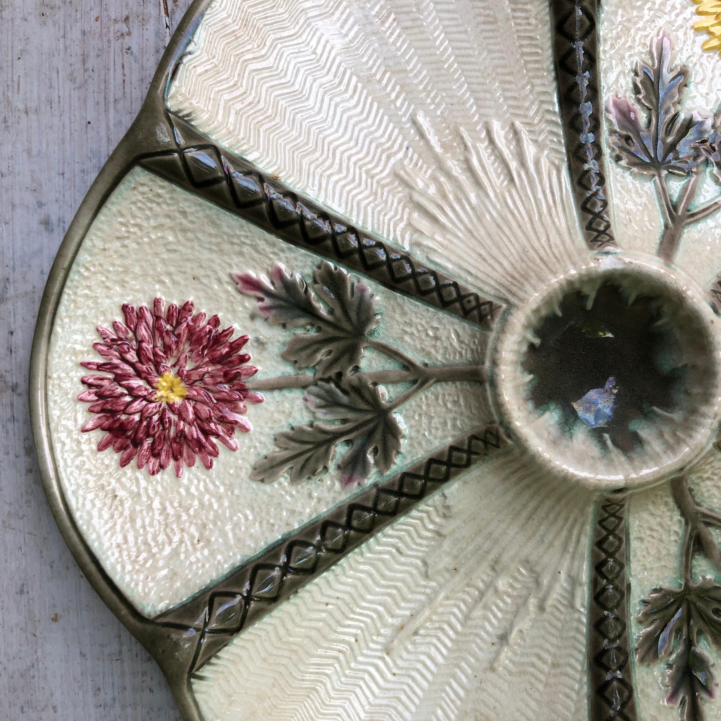 Victorien Assiette à huîtres en majolique chrysanthème Wedgwood:: vers 1875 en vente