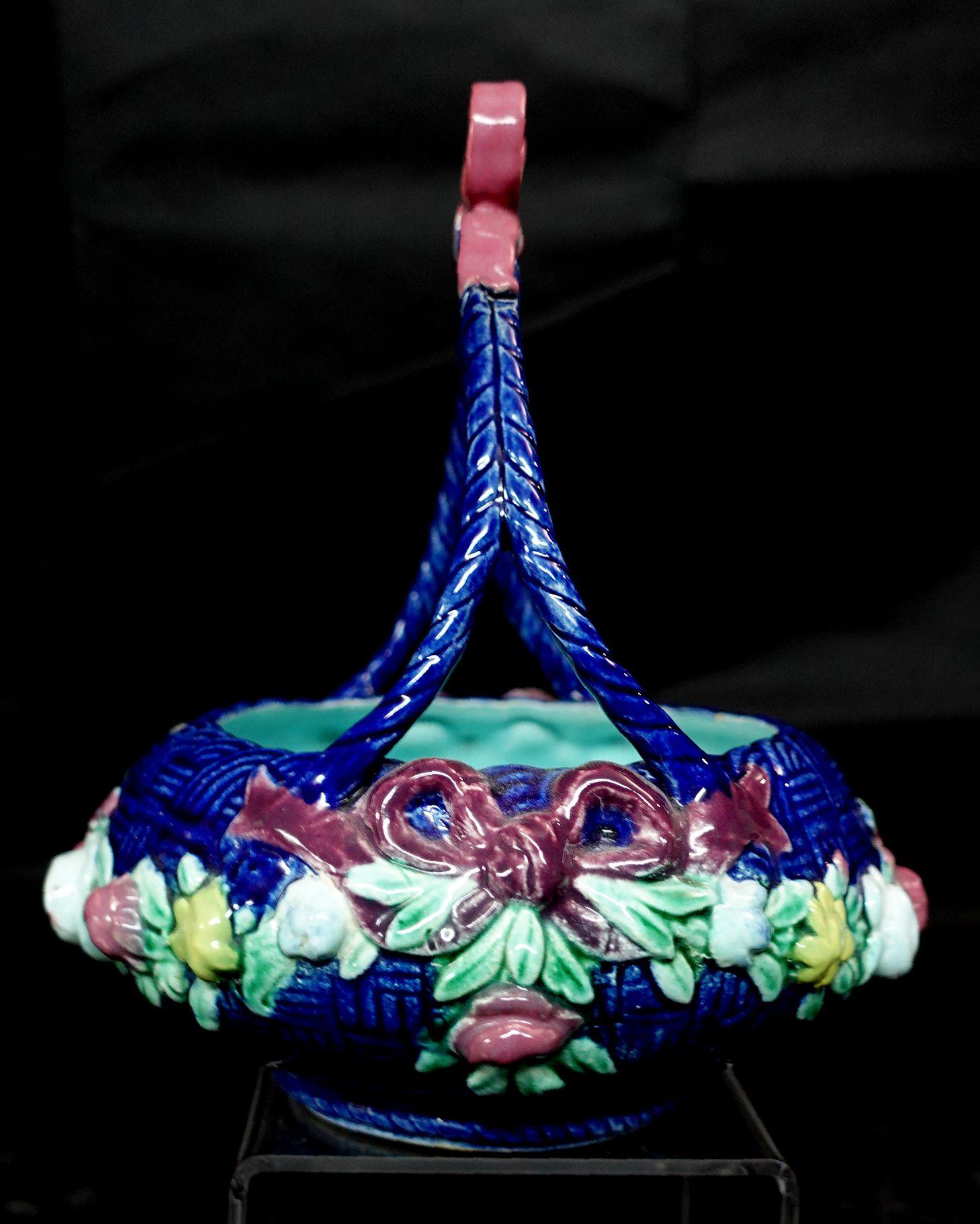 Cestino in maiolica a fondo cobalto, Inghilterra, 1870, Ric.066 in vendita 3
