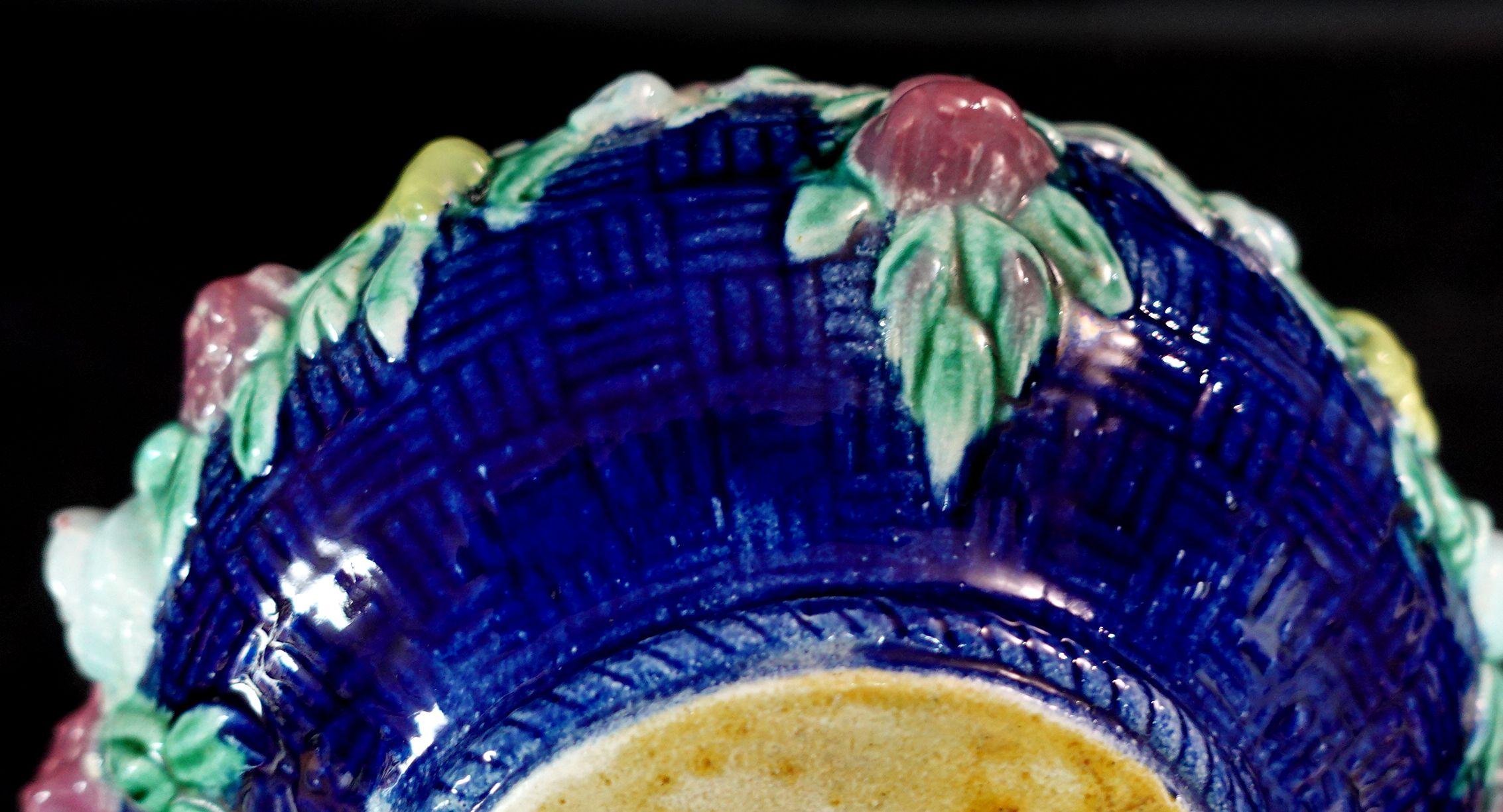 Cestino in maiolica a fondo cobalto, Inghilterra, 1870, Ric.066 in vendita 1