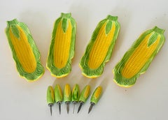 Plats à épis de maïs en majolique avec couteaux