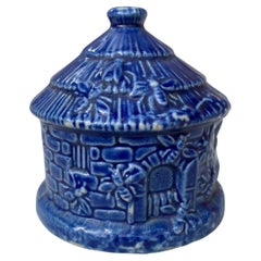 Boîte de tirelire de banque de cottage en majolique, vers 1900