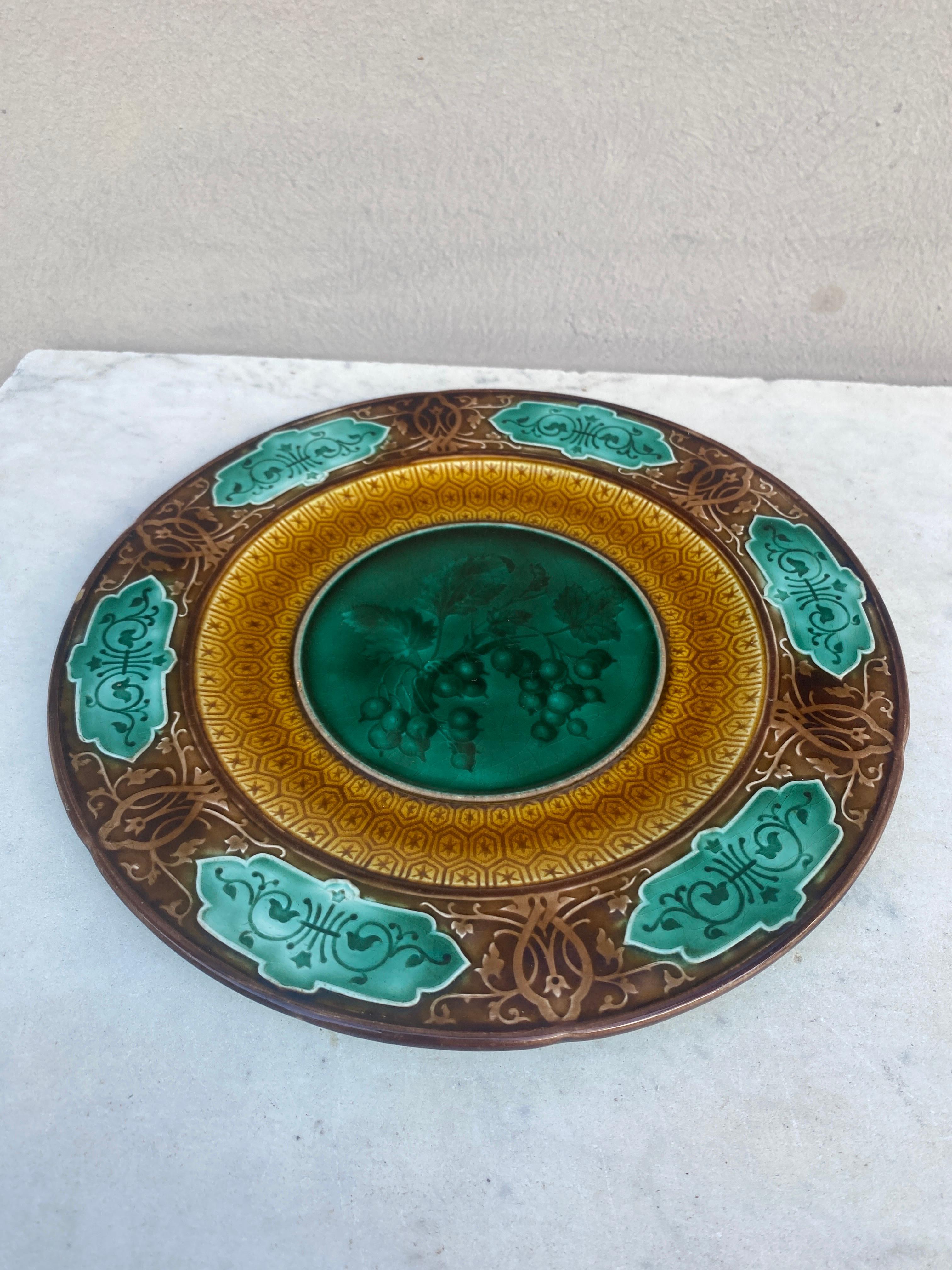Majolica currant plate signed Sarreguemines Majolica, circa 1870.
Geometric pattern on the border.