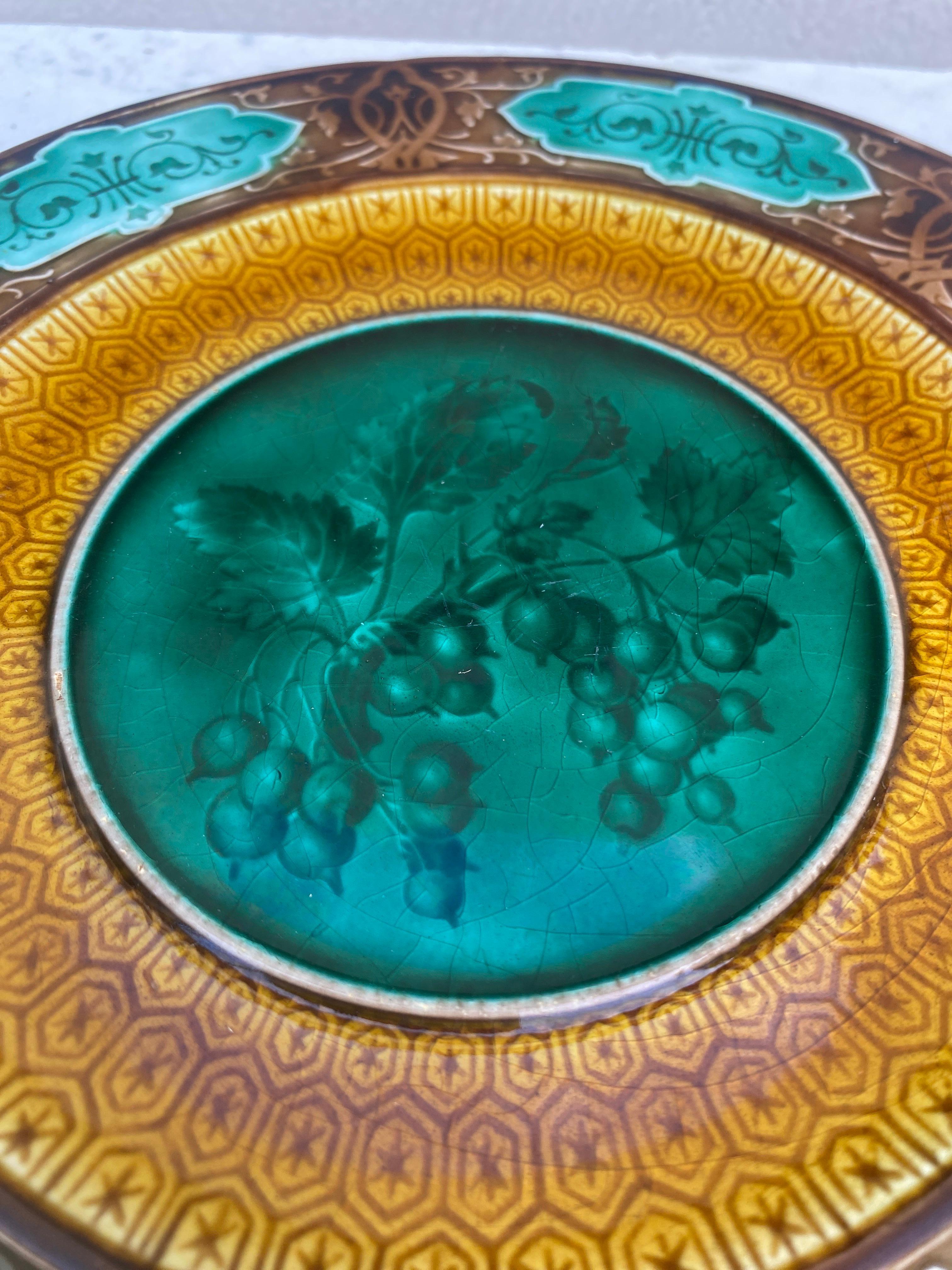 Victorian Majolica Currant Plate Sarreguemines, circa 1870 For Sale