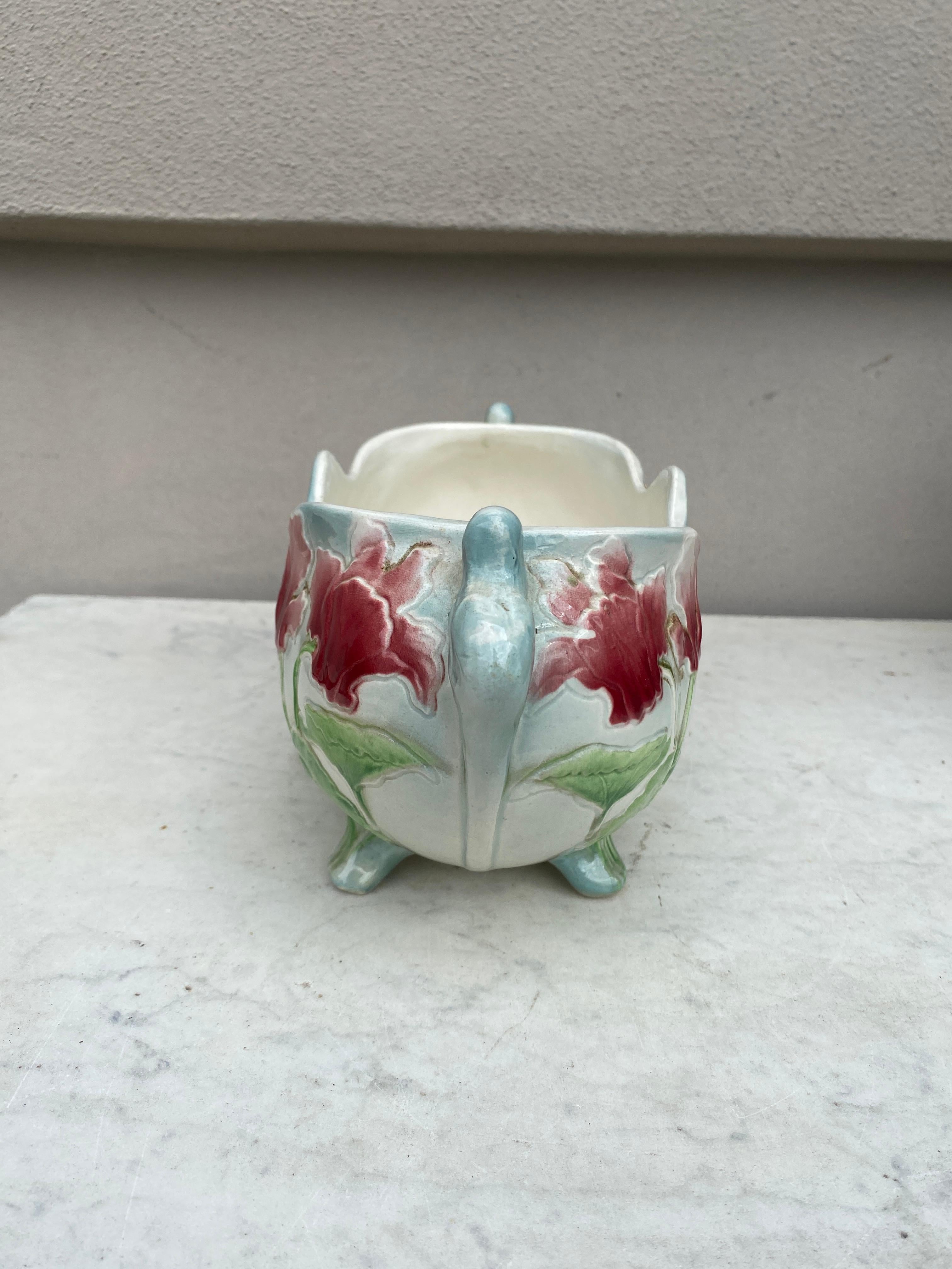 Français Jardinière à cyclamens en majolique Keller & Guerin Saint Clement, vers 1900 en vente