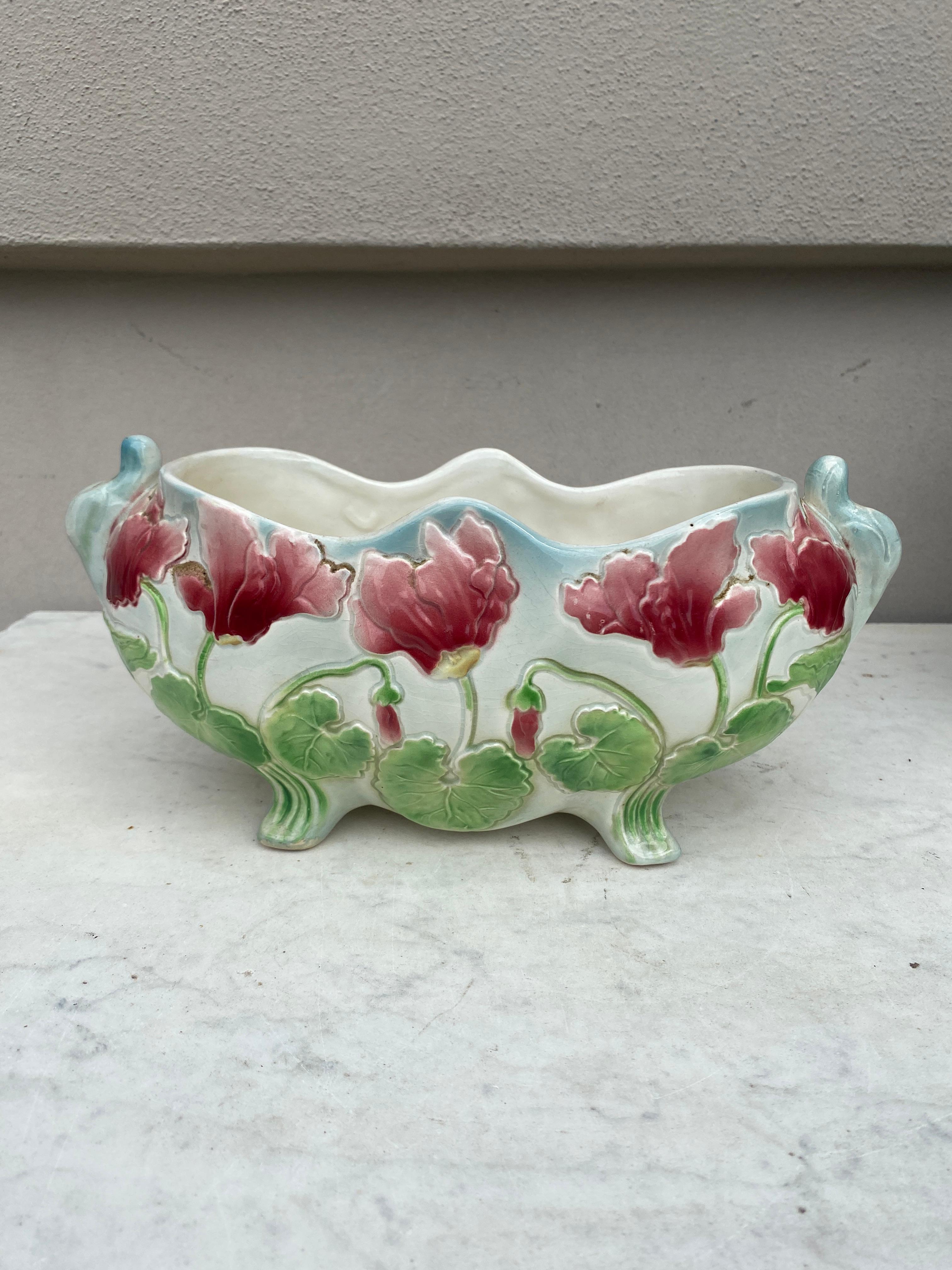 Début du 20ème siècle Jardinière à cyclamens en majolique Keller & Guerin Saint Clement, vers 1900 en vente