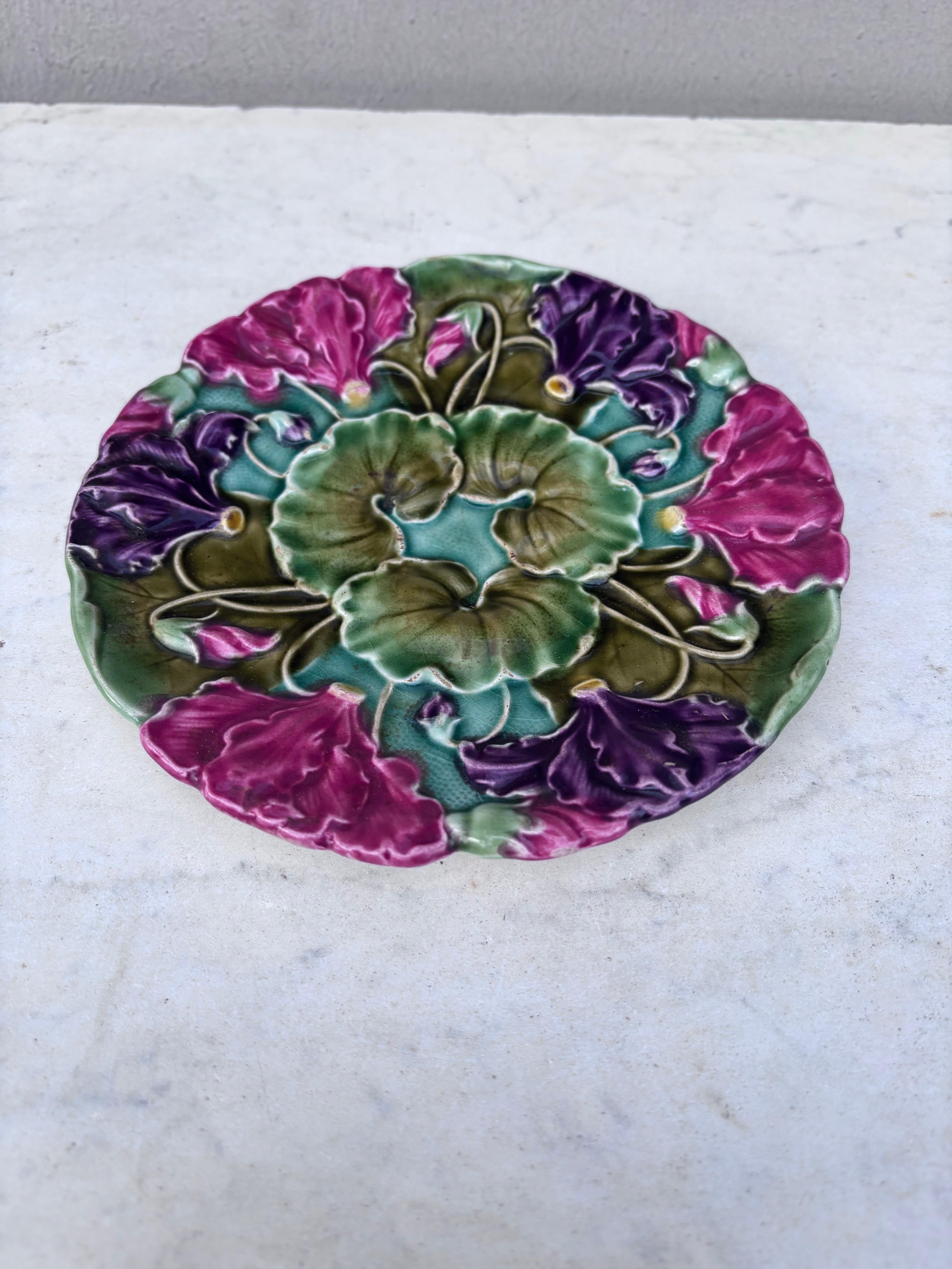 Grazioso piatto in maiolica con fiori ciclamini rosa e viola firmato A. Schultz Cilli, circa 1900, Art Nouveau.
