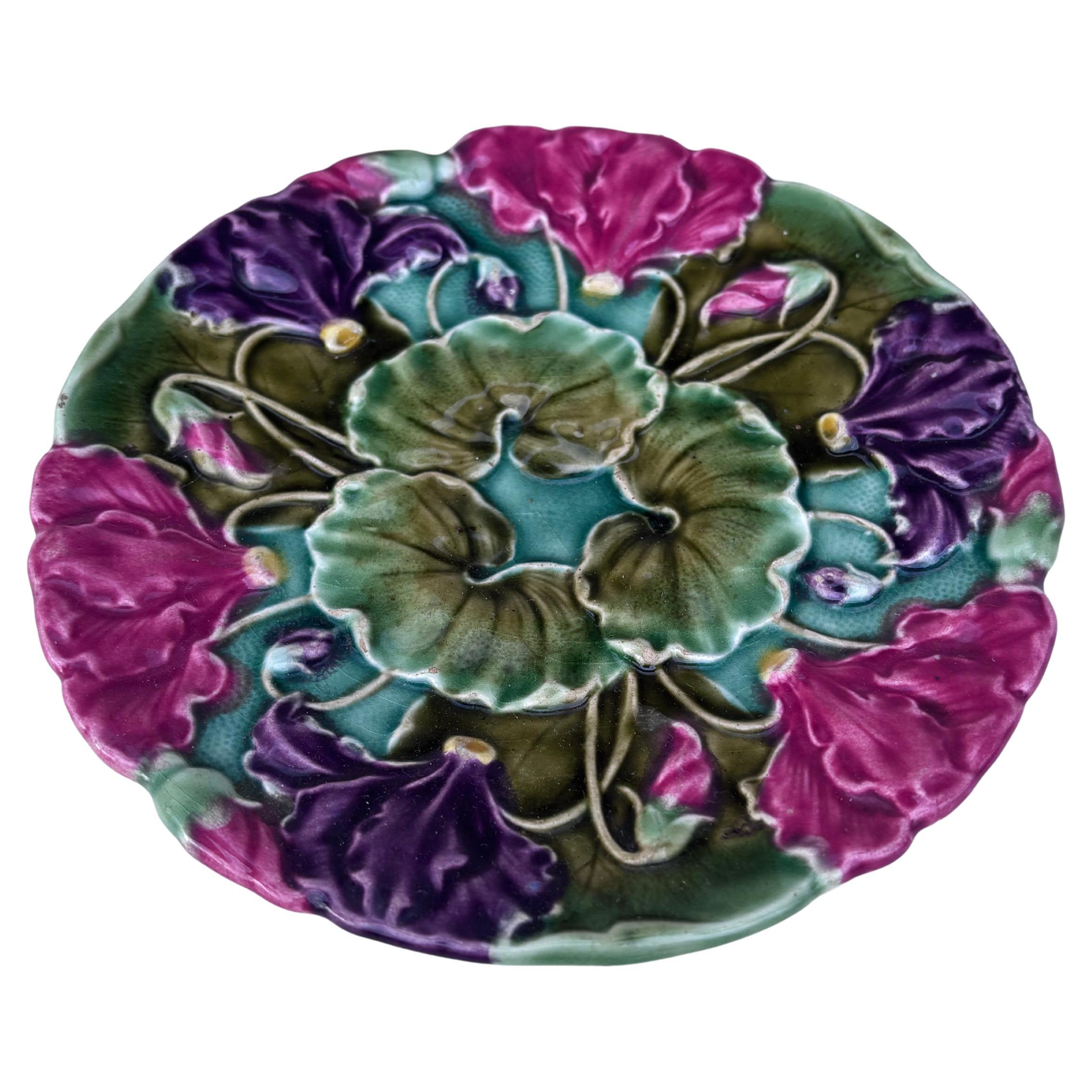 Precioso plato de mayólica con ciclámenes rosas y morados firmado Schultz Cilli, hacia 1900, Art Nouveau.
Diámetro / 6,7 pulgadas.
