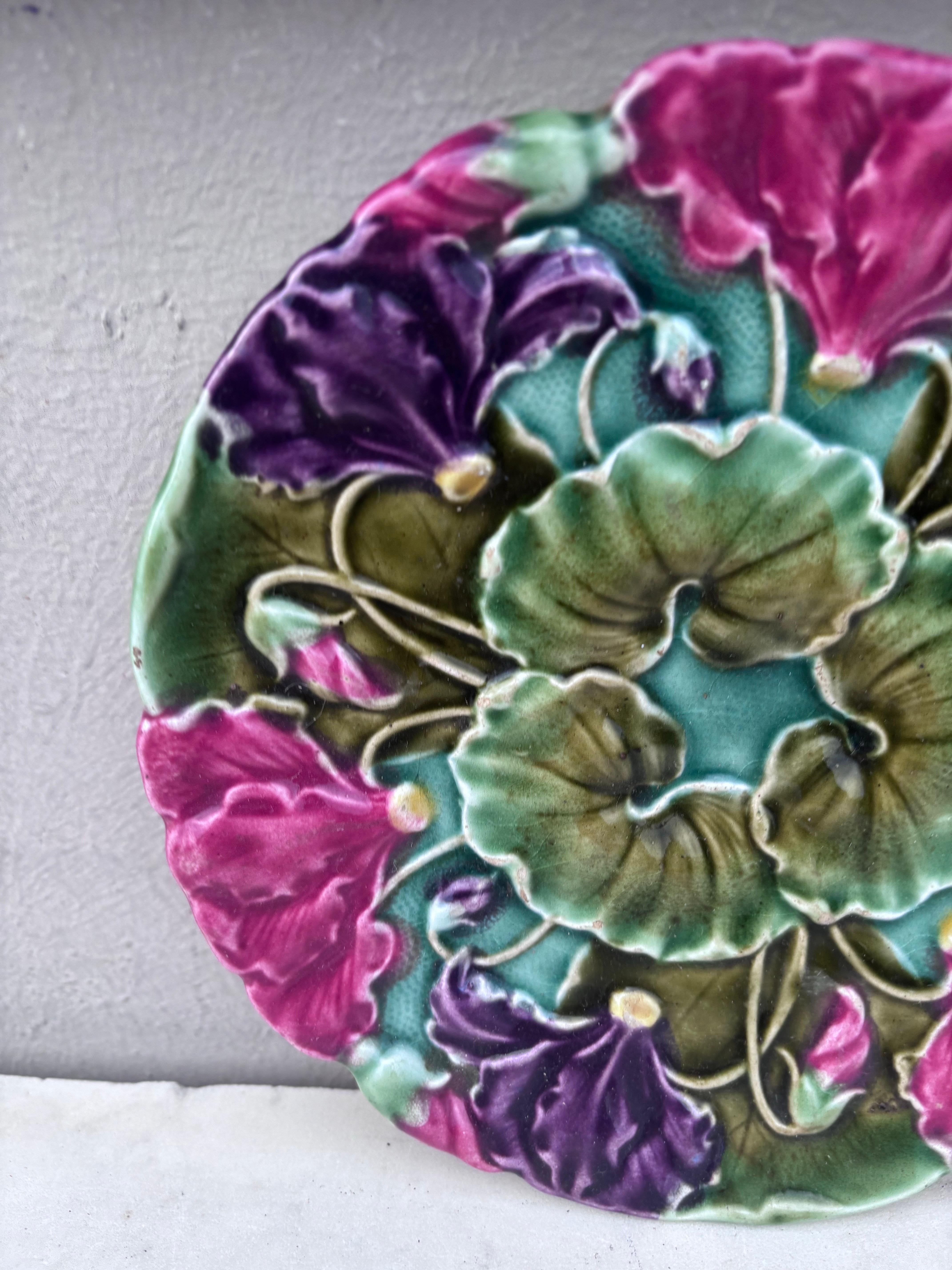 Plato de mayólica Cyclamens Schultz Cilli, circa 1900 Art Nouveau en venta