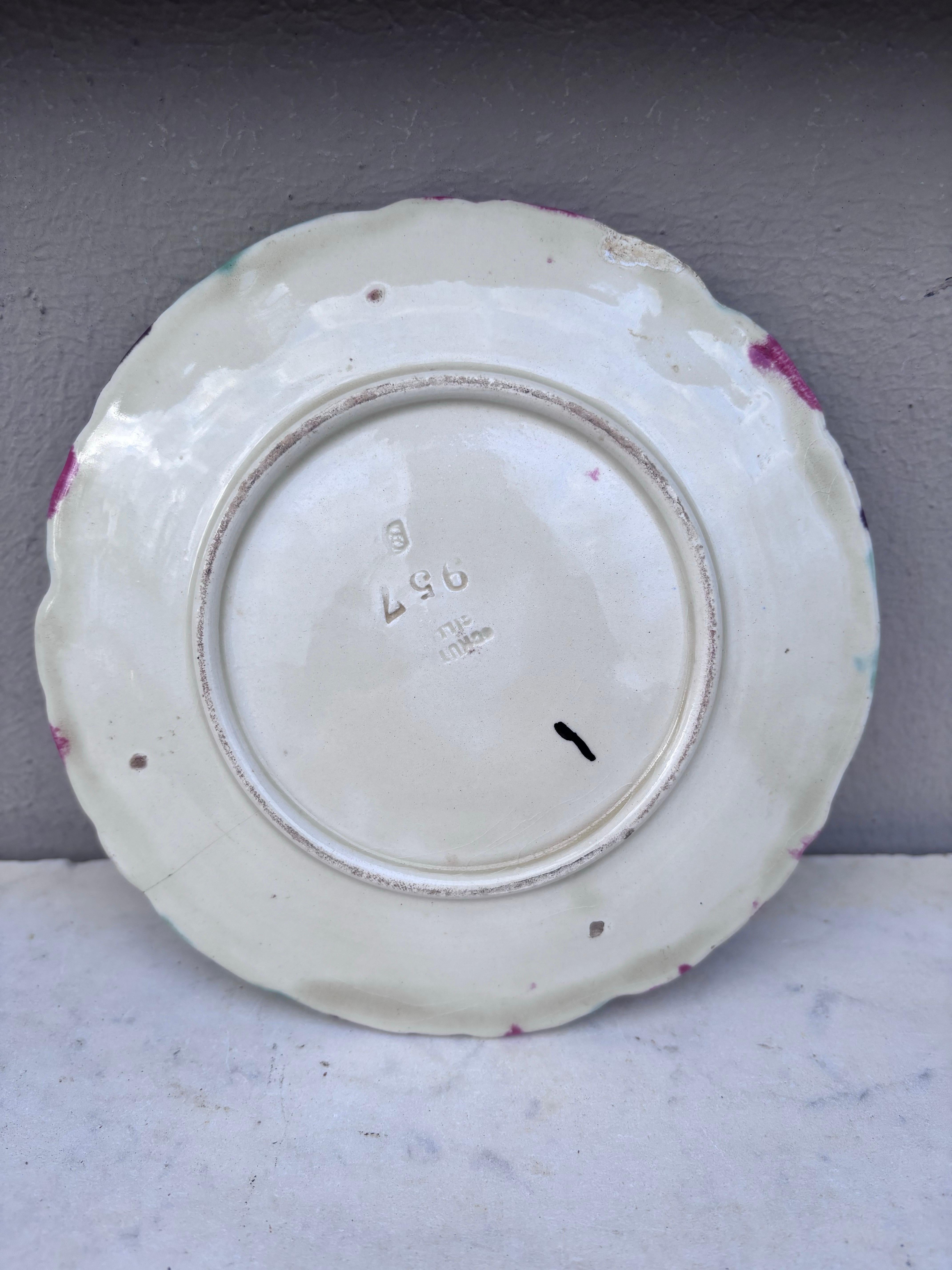 Plato de mayólica Cyclamens Schultz Cilli, circa 1900 en Excelente estado para la venta en Austin, TX