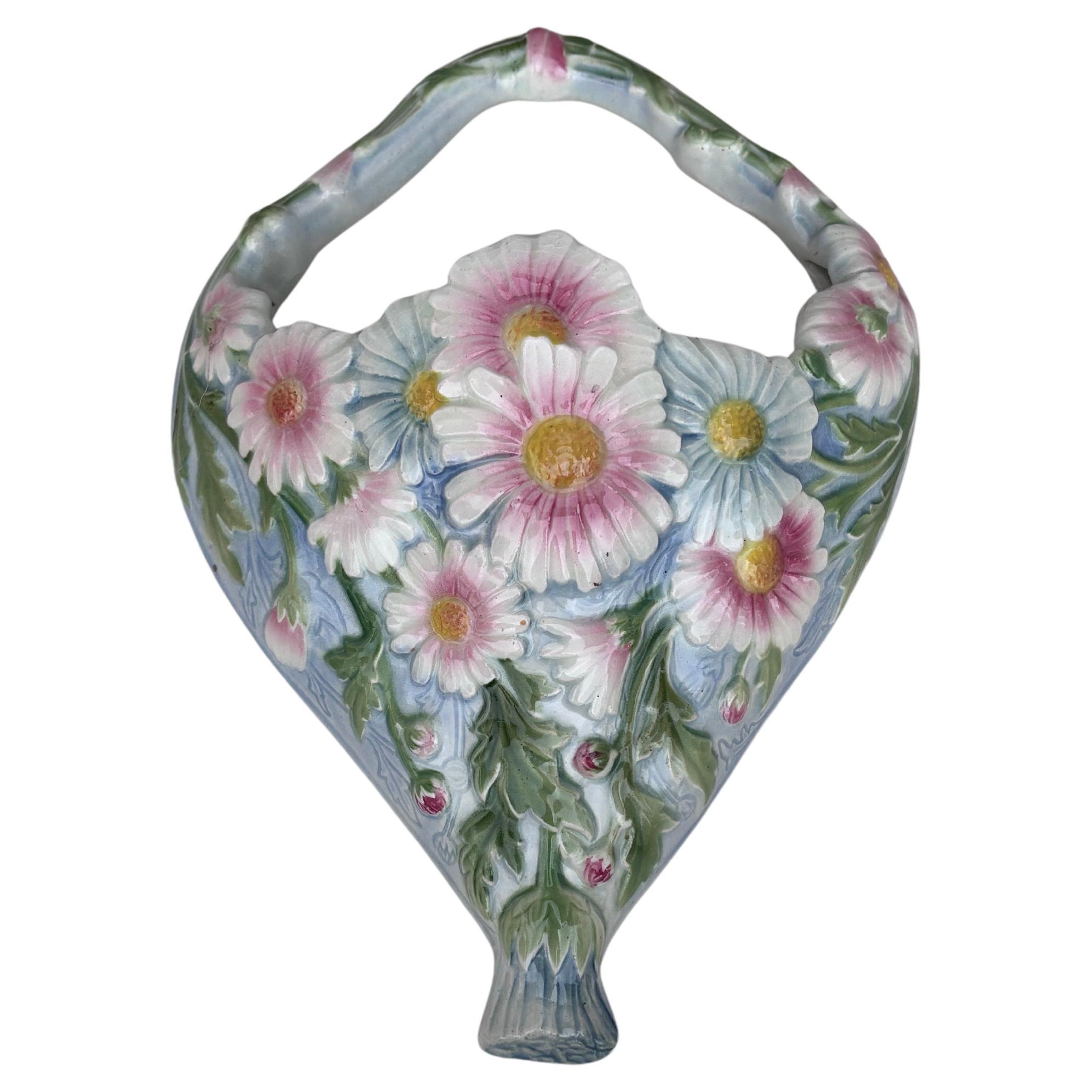 Tasca da parete in maiolica con margherite firmata Keller & Guerin Saint Clement.