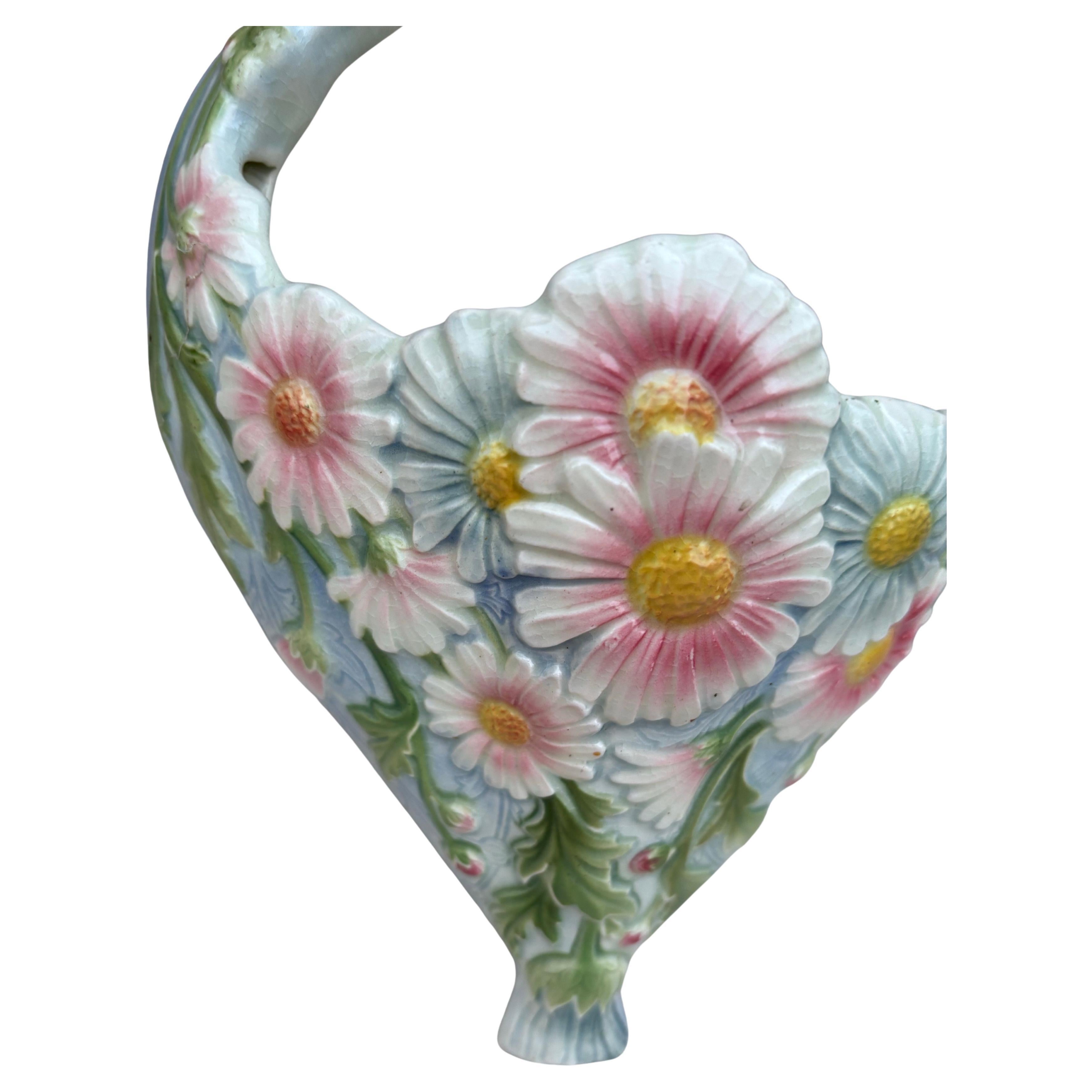 Francese Tasca da parete a margherita in maiolica Keller & Guerin Saint Clement in vendita