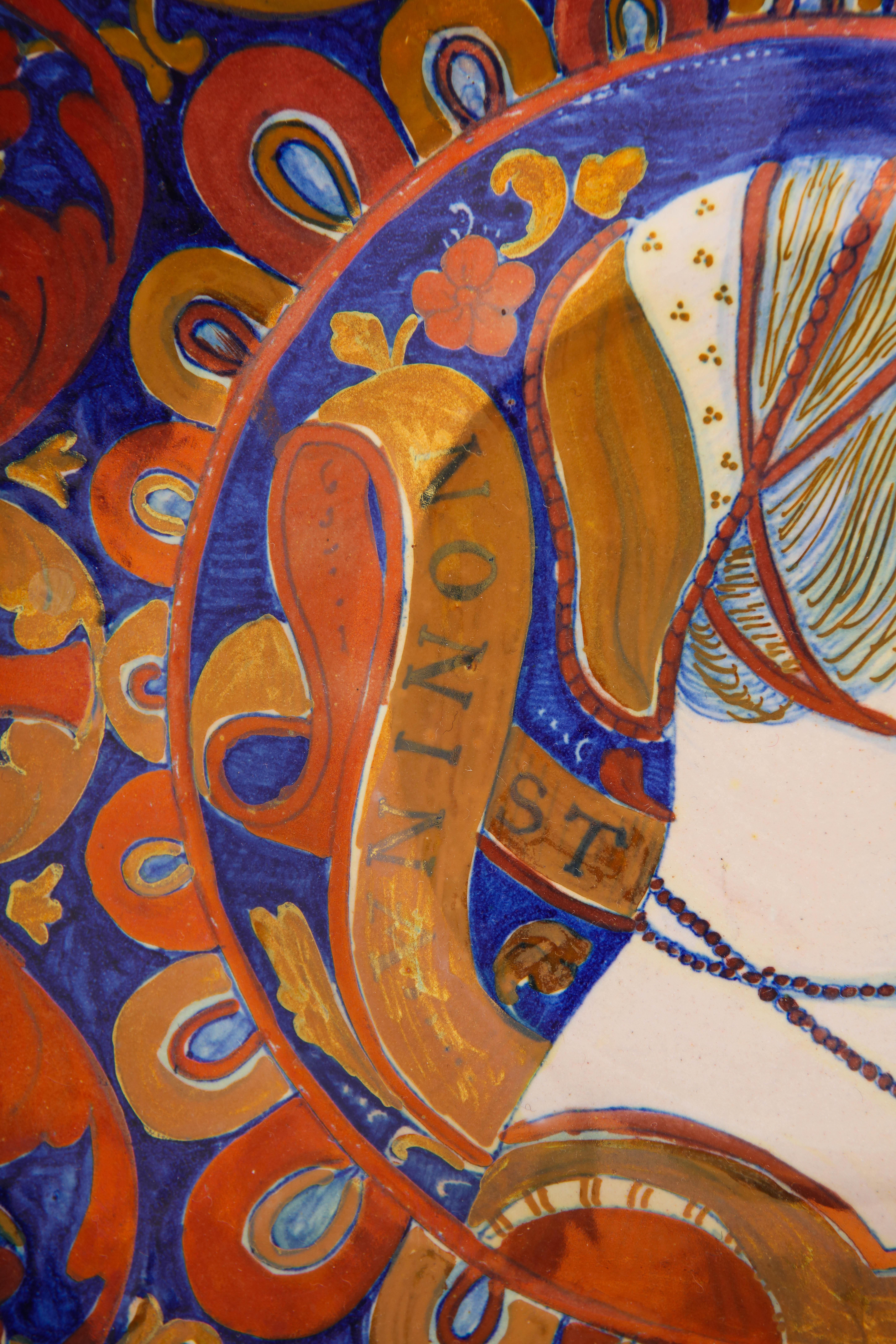 italien Assiette décorative en majolique d'Alfredo Santarelli (représentant Nonnina Strozzi) en vente