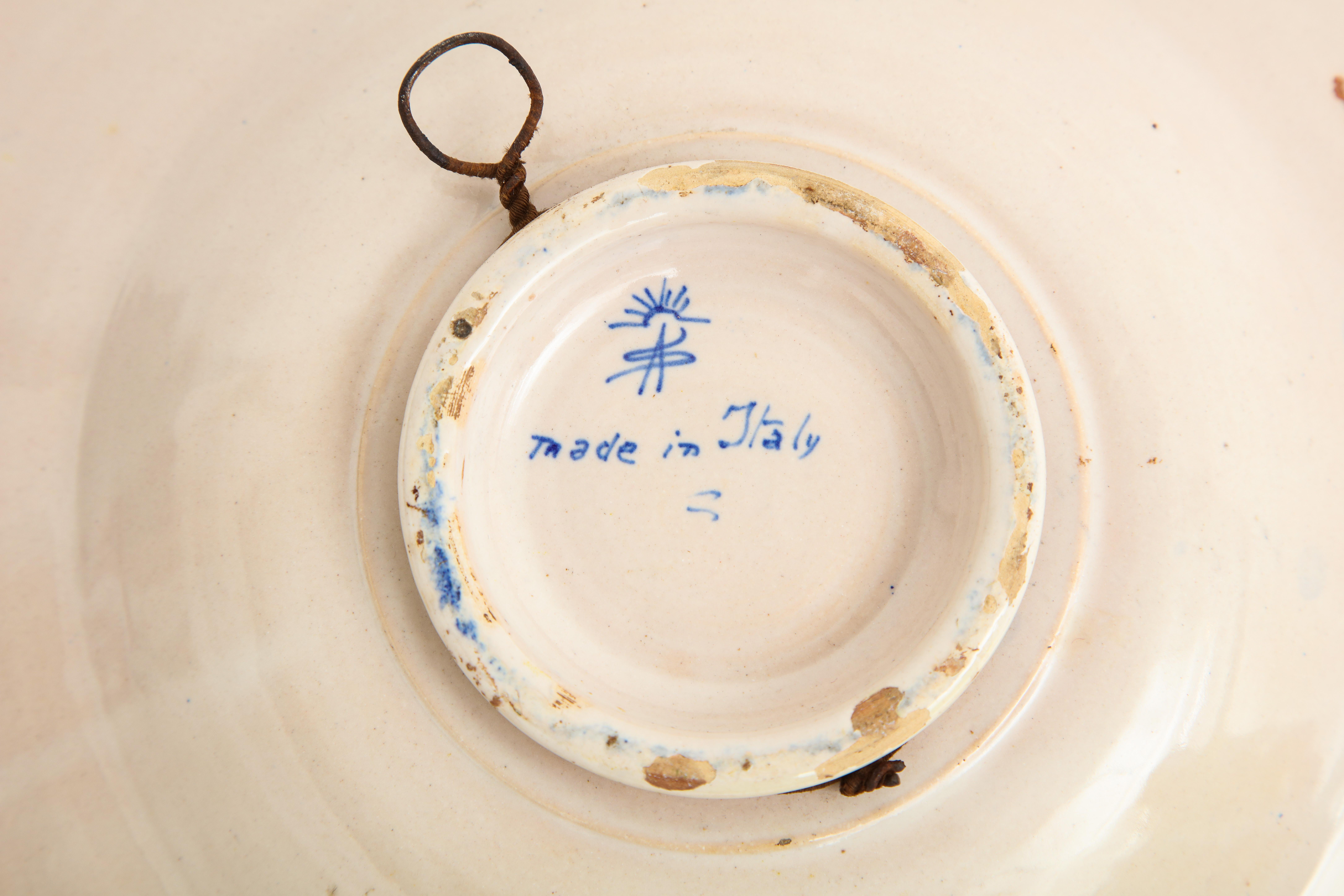 Tourné Assiette décorative en majolique d'Alfredo Santarelli (représentant Nonnina Strozzi) en vente