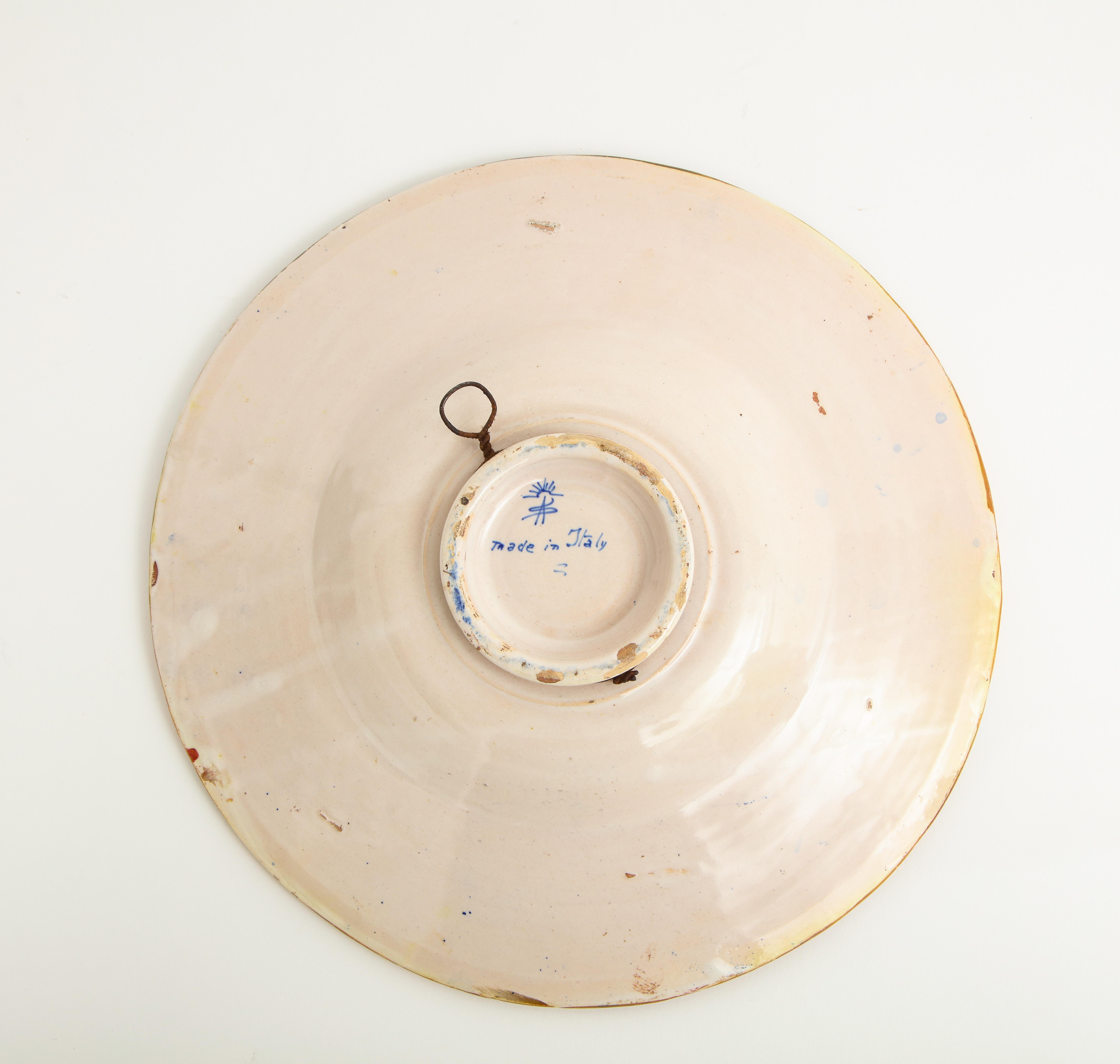 Assiette décorative en majolique d'Alfredo Santarelli (représentant Nonnina Strozzi) Bon état - En vente à New York, NY