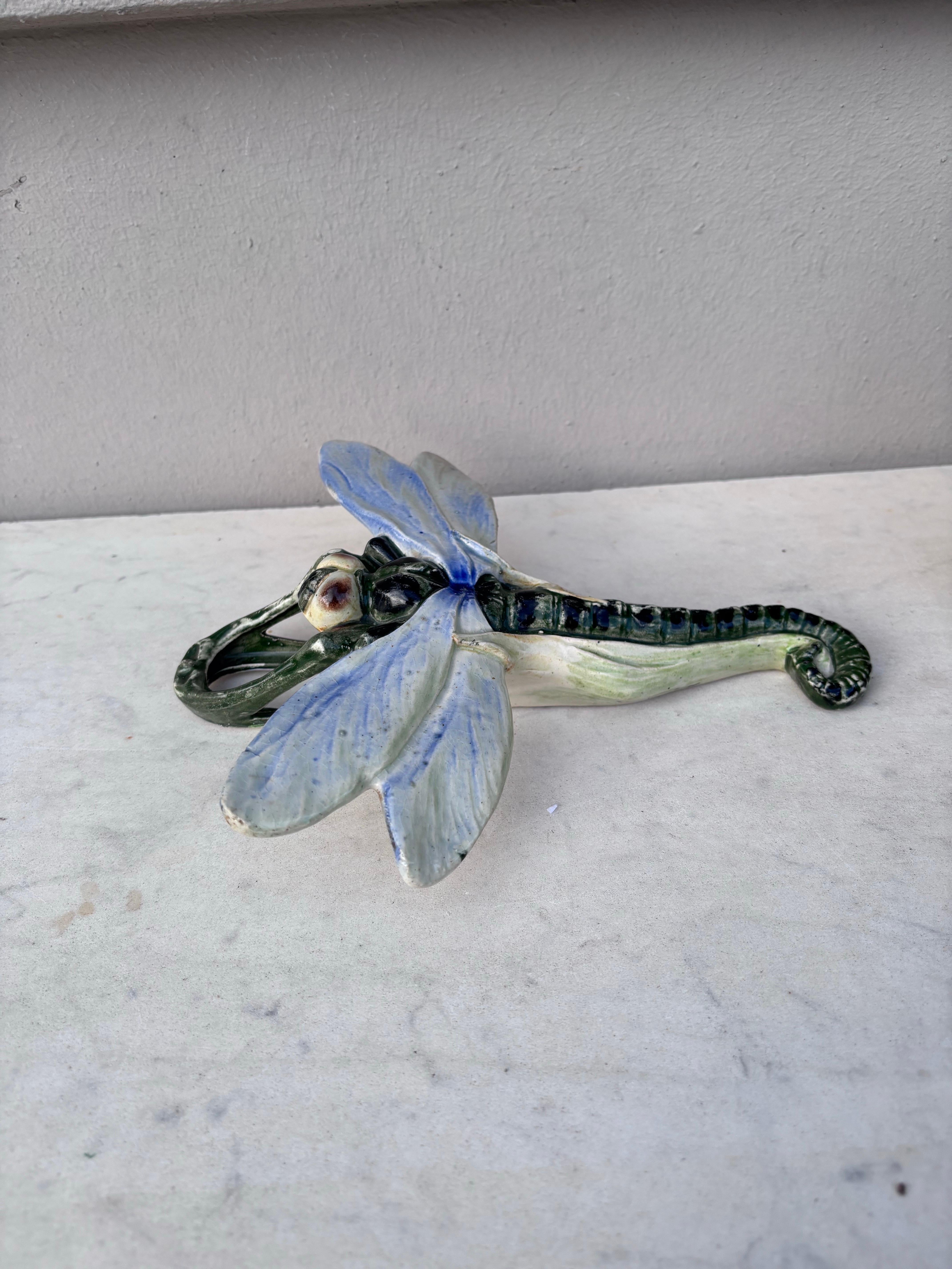 Tasca da parete a forma di libellula in maiolica di Fives Lille, 1900 circa.
  