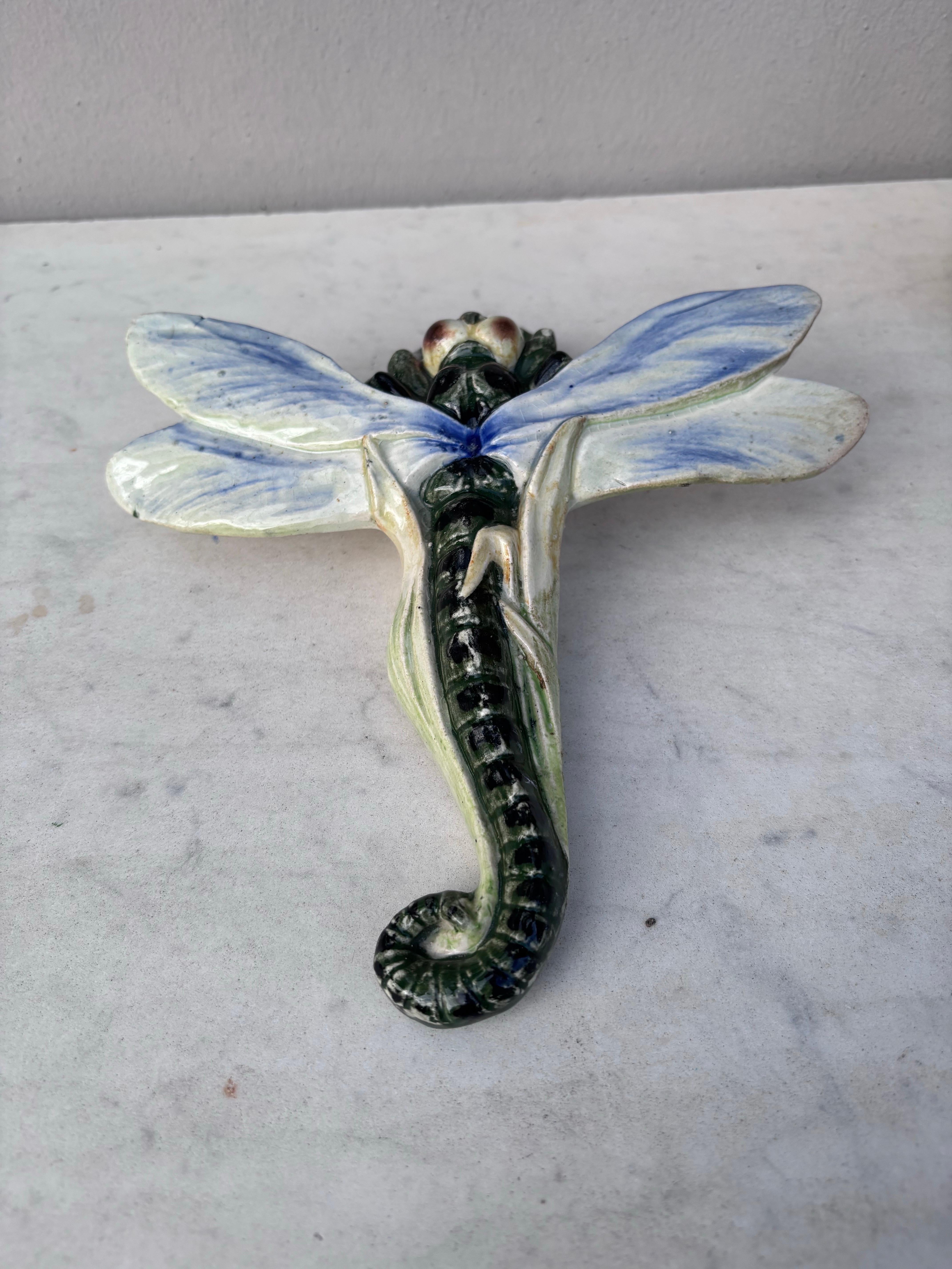 Art Nouveau Tasca da parete in maiolica Dragonfly Fives Lille, circa 1900 in vendita