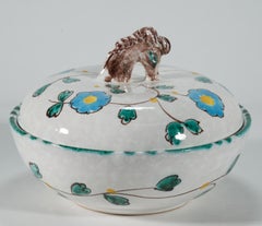 Majolika Kommode mit Deckel und Pferdegriff, blau-weiße Blumen, Italien