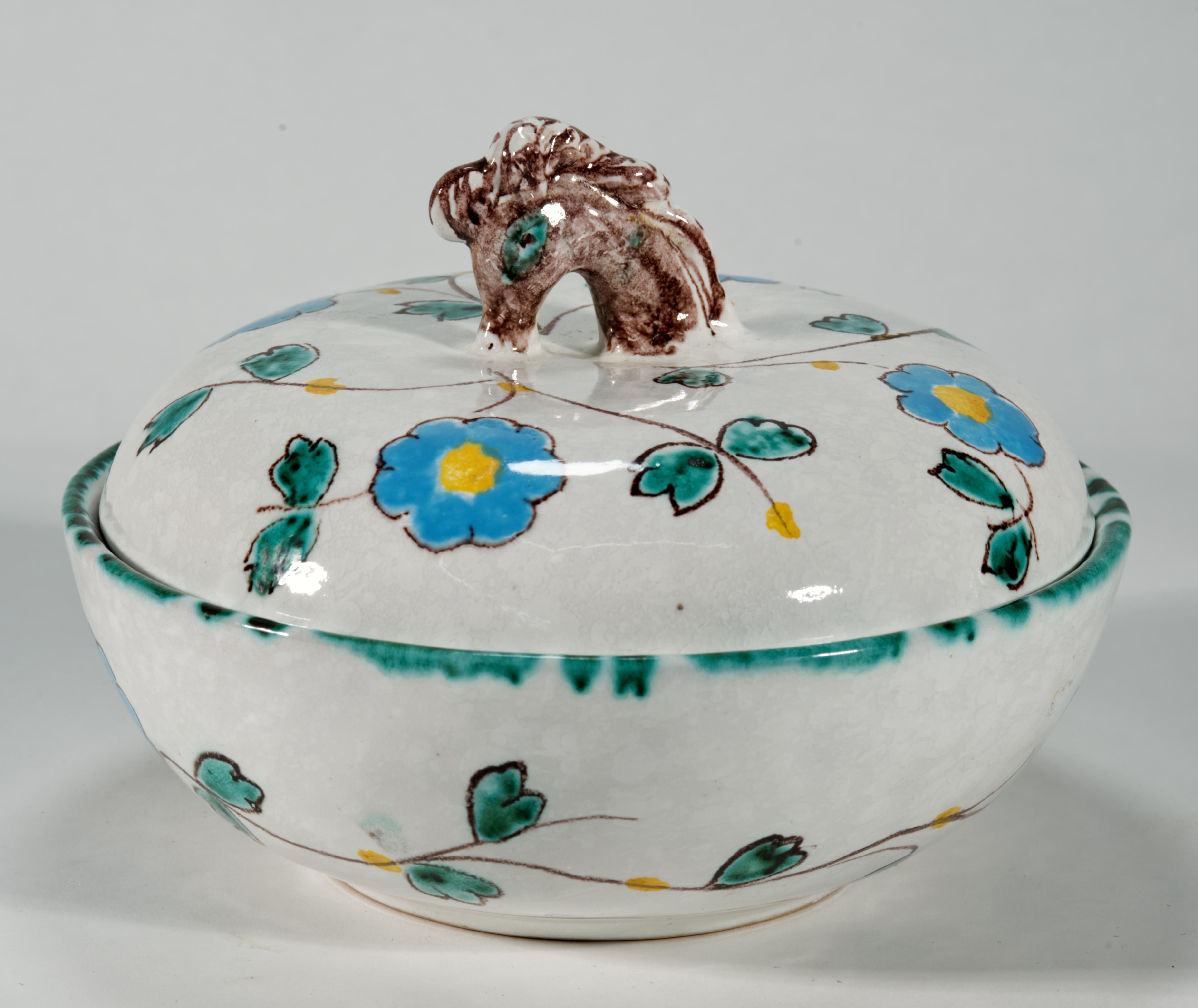 Italiano Cassettiera in maiolica con coperchio e manico di cavallo, fiori blu e bianchi, Italia in vendita