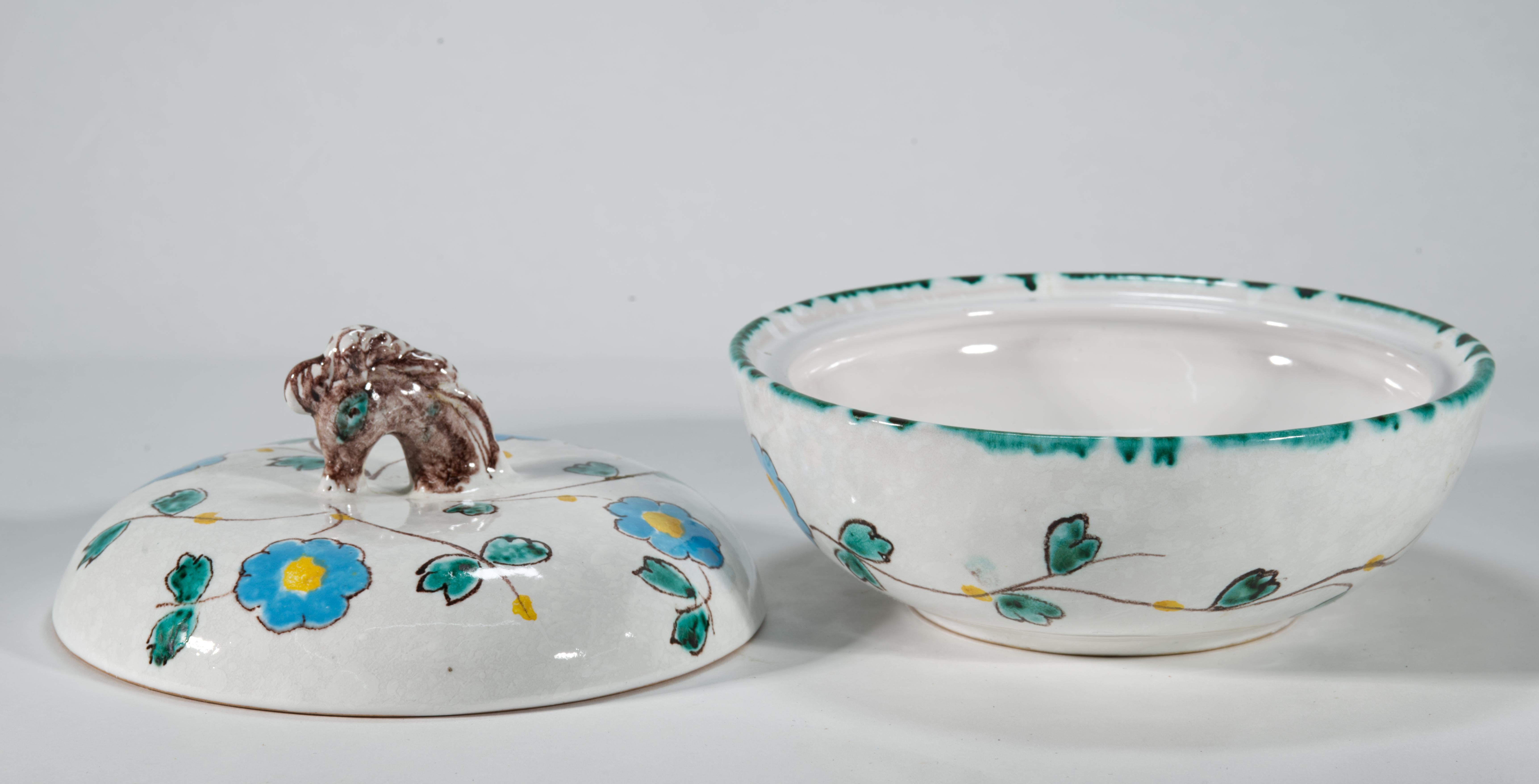 Smaltato Cassettiera in maiolica con coperchio e manico di cavallo, fiori blu e bianchi, Italia in vendita