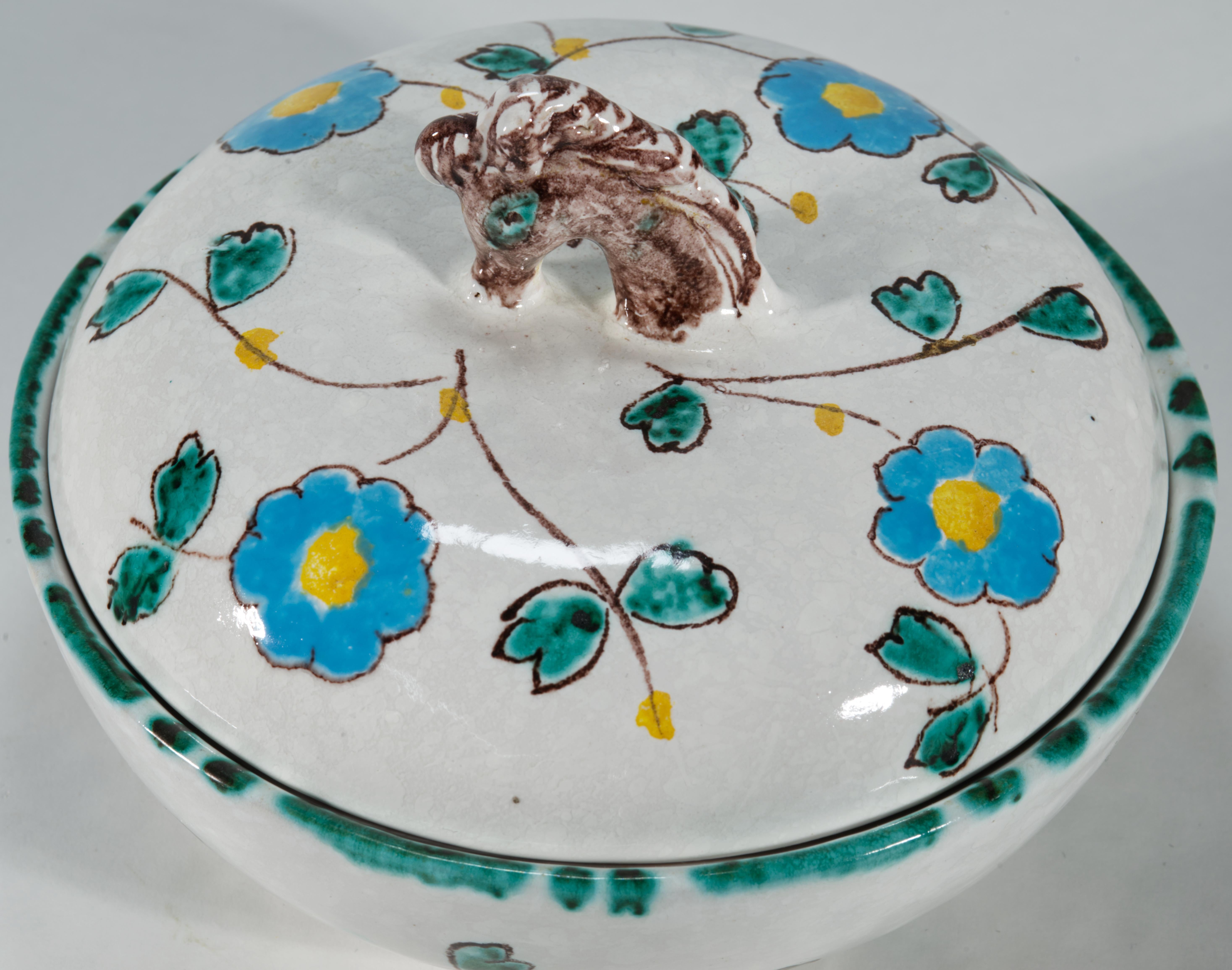 Cassettiera in maiolica con coperchio e manico di cavallo, fiori blu e bianchi, Italia In condizioni buone in vendita a Clifton Springs, NY