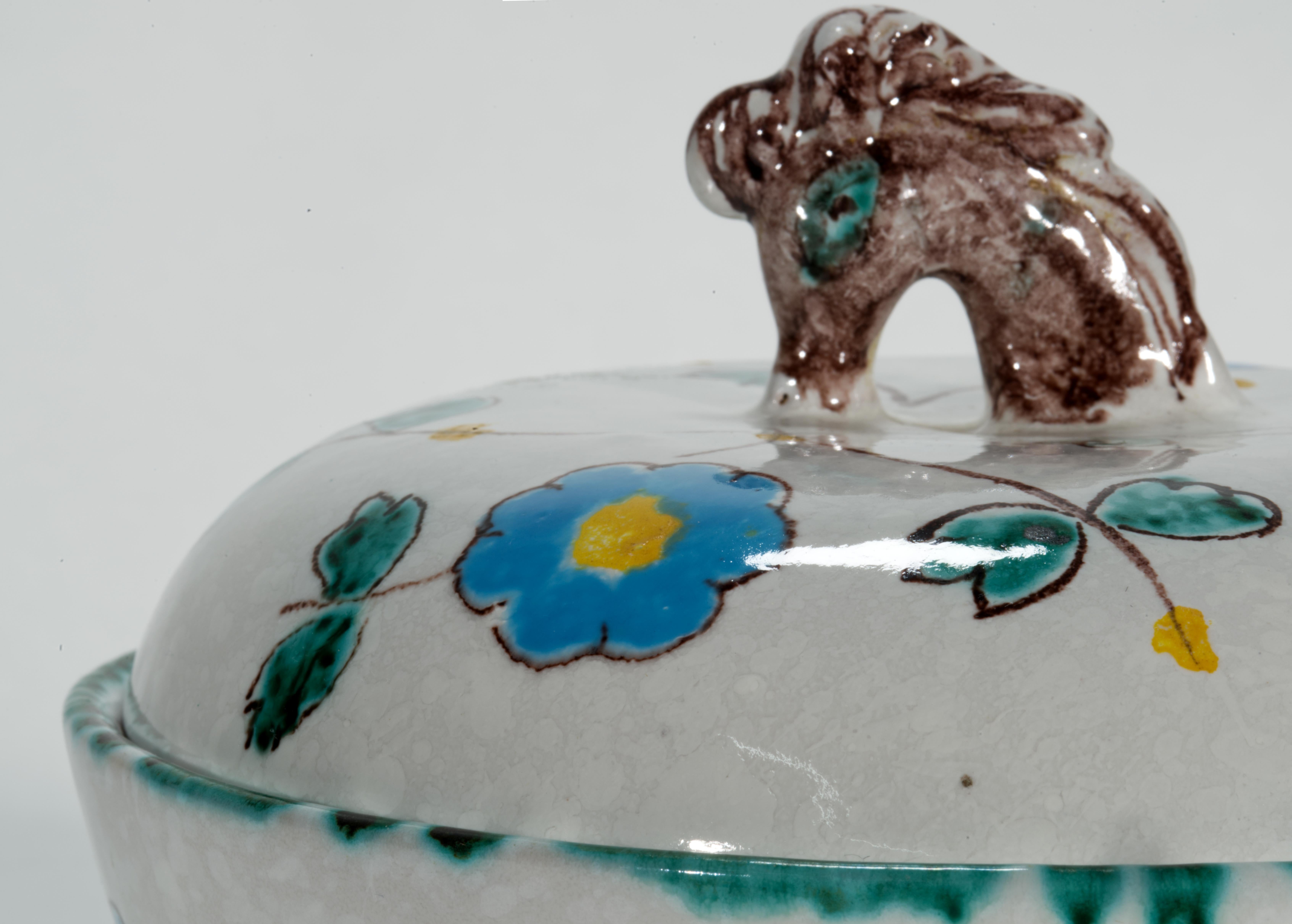 Cassettiera in maiolica con coperchio e manico di cavallo, fiori blu e bianchi, Italia in vendita 1