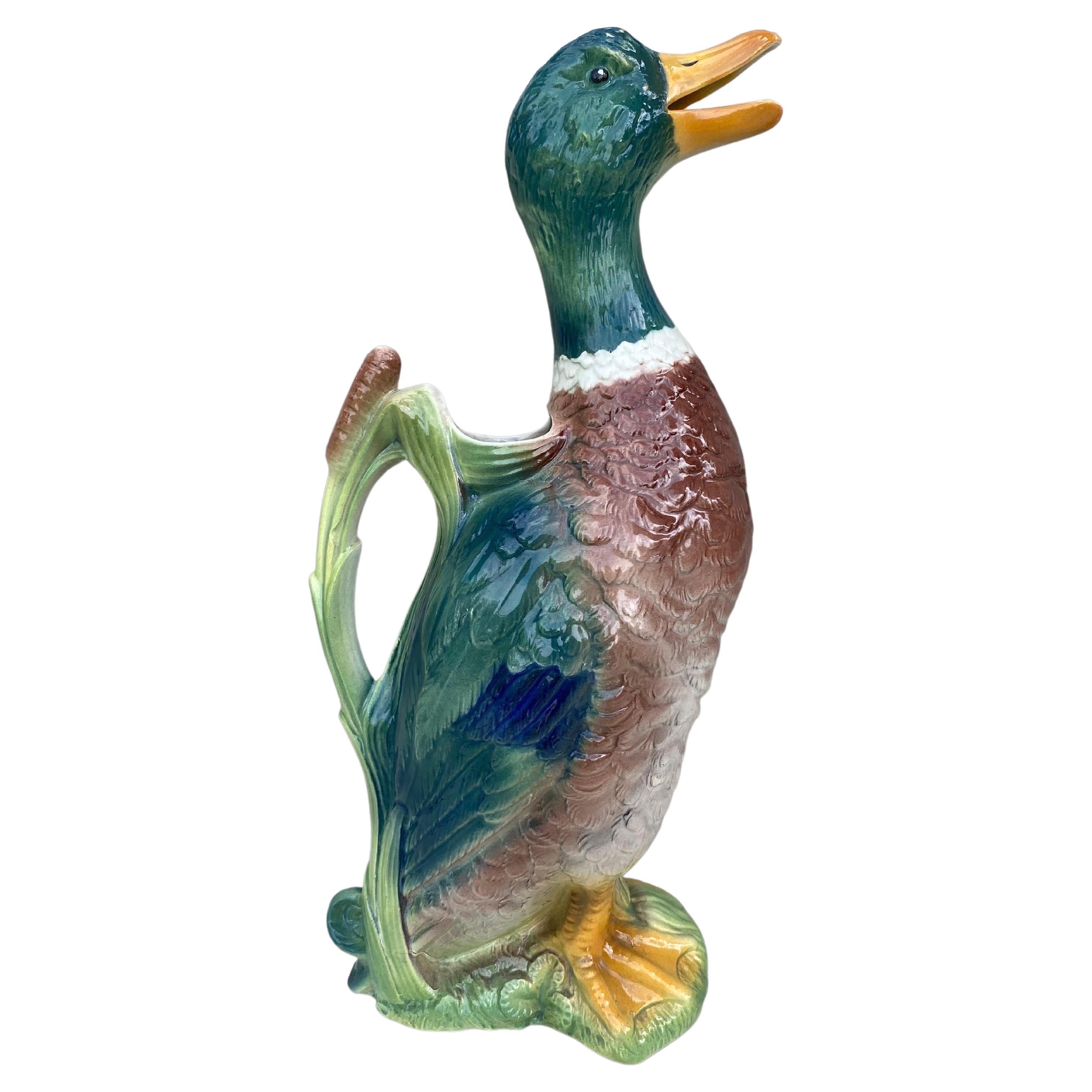 Pichet en majolique en forme de canard de Keller et Guerin Saint Clement, vers 1900