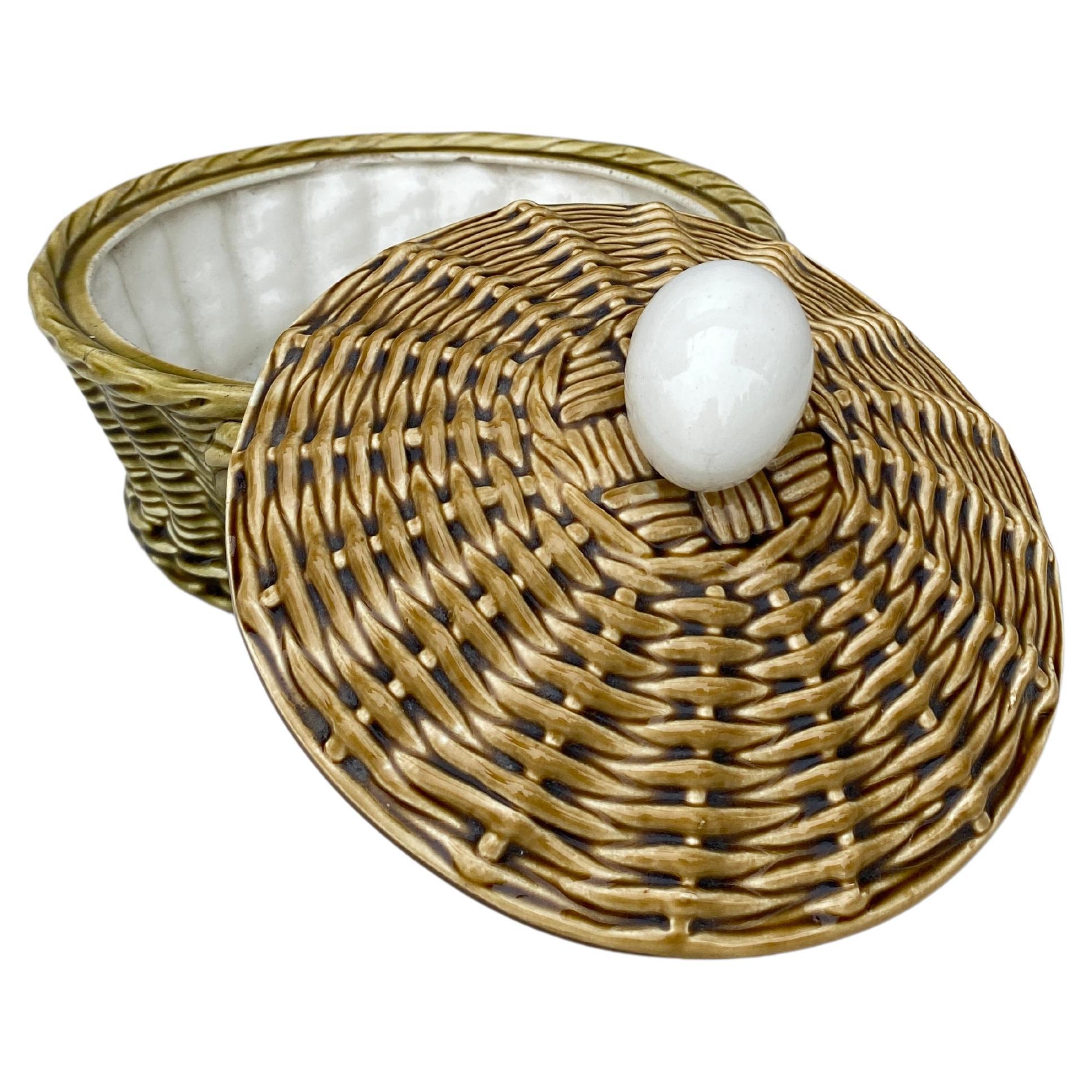 Country Majolica Egg Basket Sarreguemines, circa 1920 For Sale