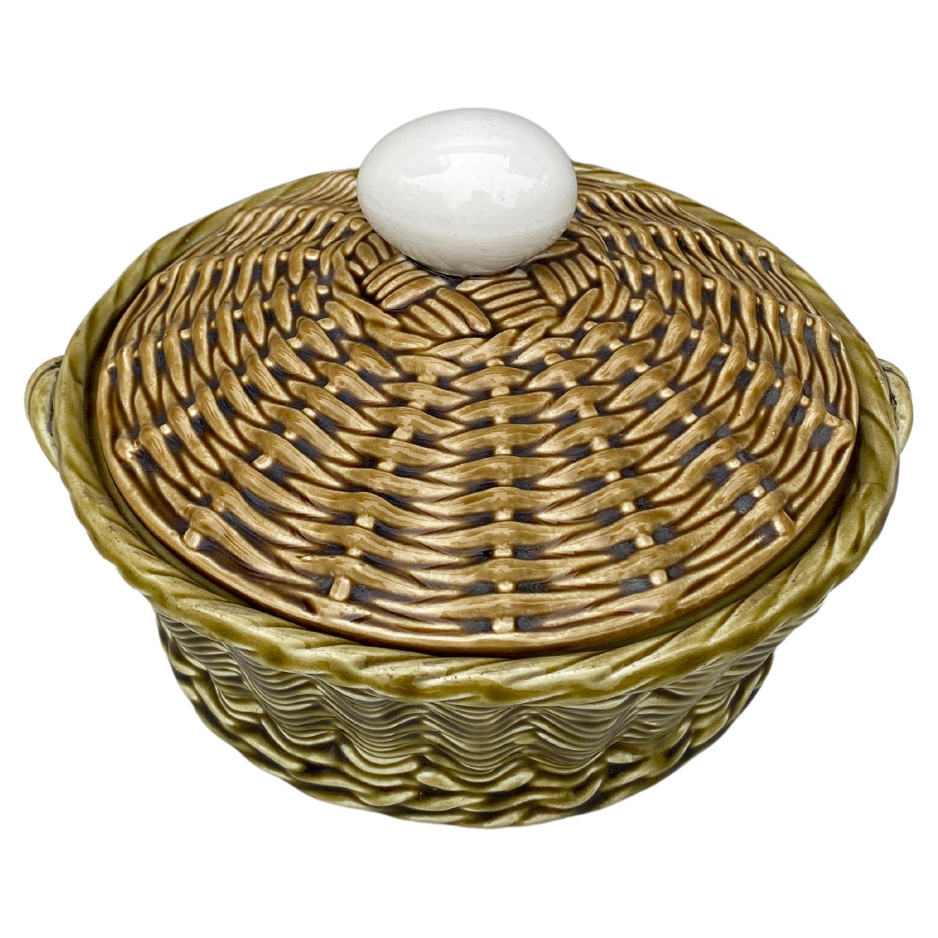 Majolica Egg Basket Sarreguemines, circa 1920 In Good Condition For Sale In Austin, TX