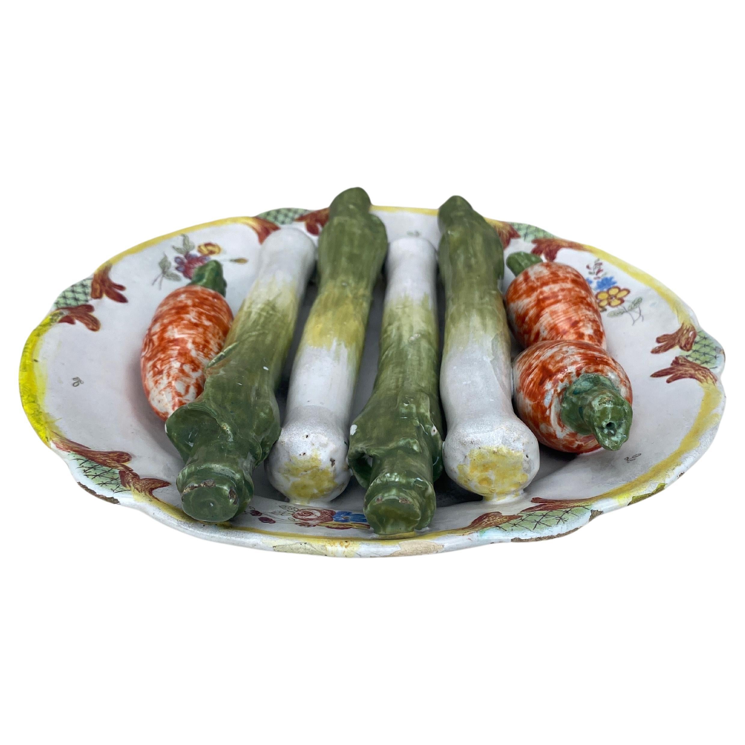 Majolica Faience Asparagus & Turnip Wall Platter Circa 1900.
Rustic faience , small chips as shown on the pictures.
 