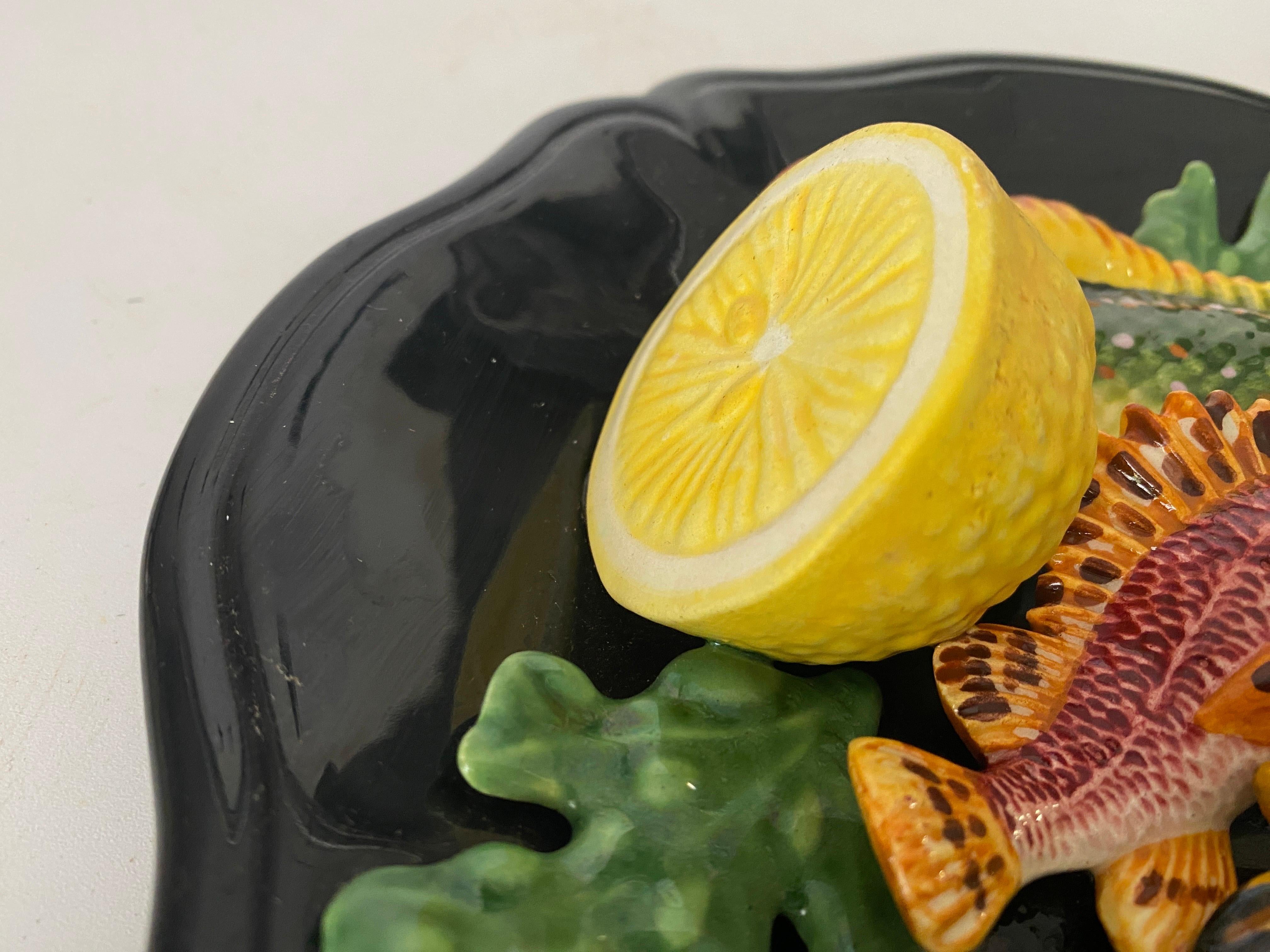 Français Assiette décorative en majolique en forme de poisson Salins, circa 1960 Couleur noir jaune et rouge en vente