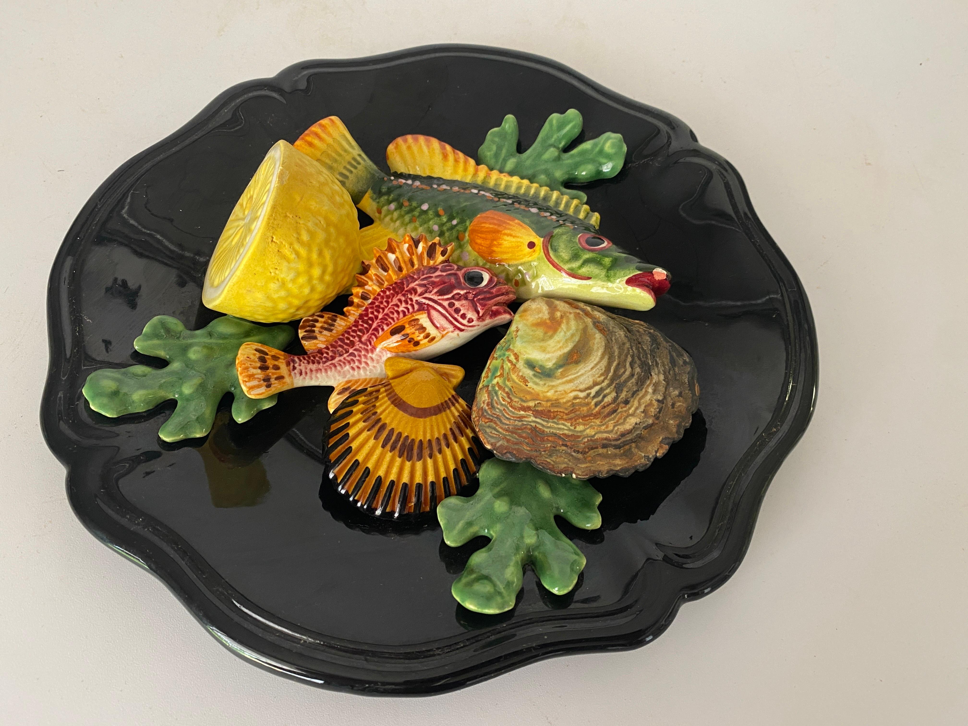 Assiette décorative en majolique en forme de poisson Salins, circa 1960 Couleur noir jaune et rouge Bon état - En vente à Auribeau sur Siagne, FR