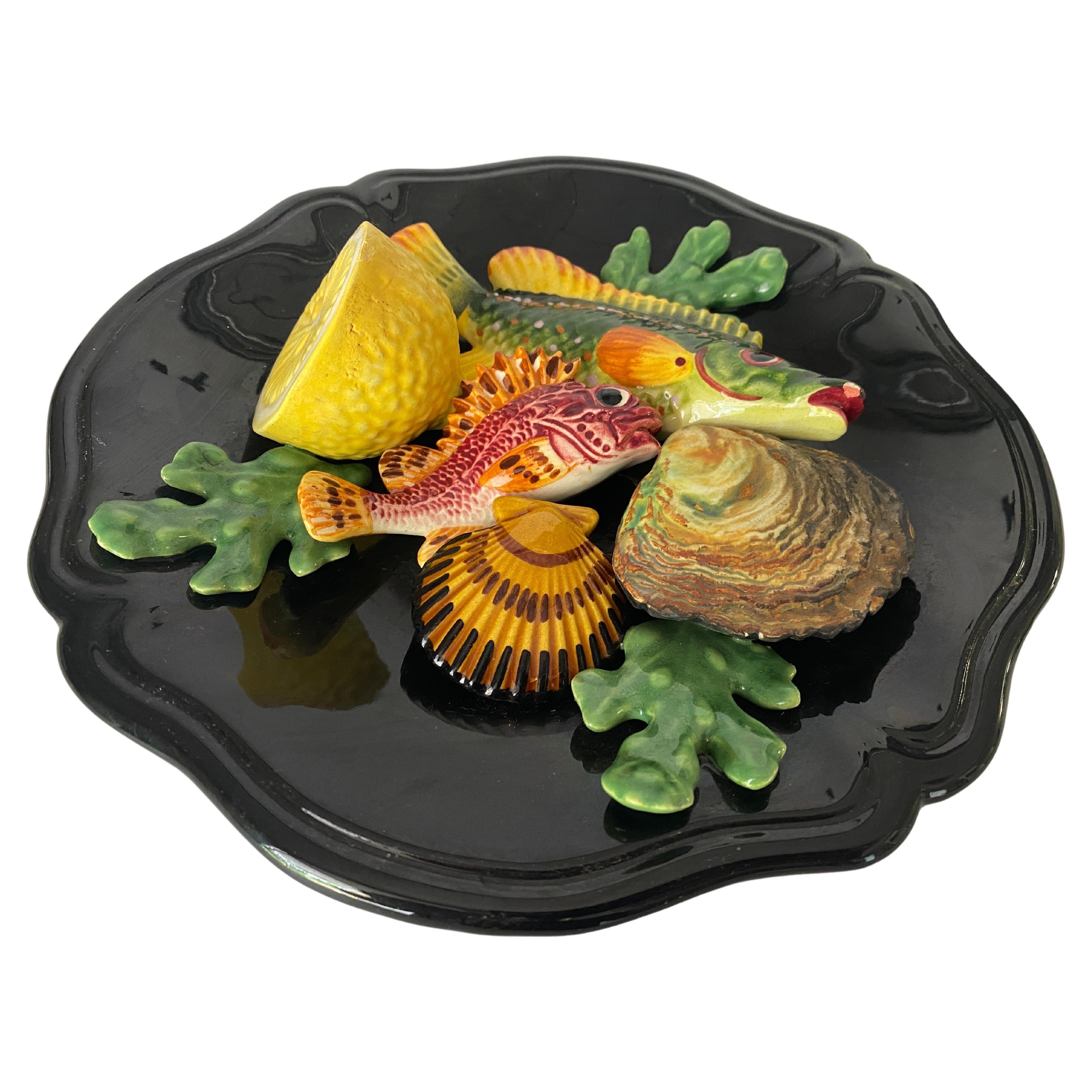 Assiette décorative en majolique en forme de poisson Salins, circa 1960 Couleur noir jaune et rouge en vente