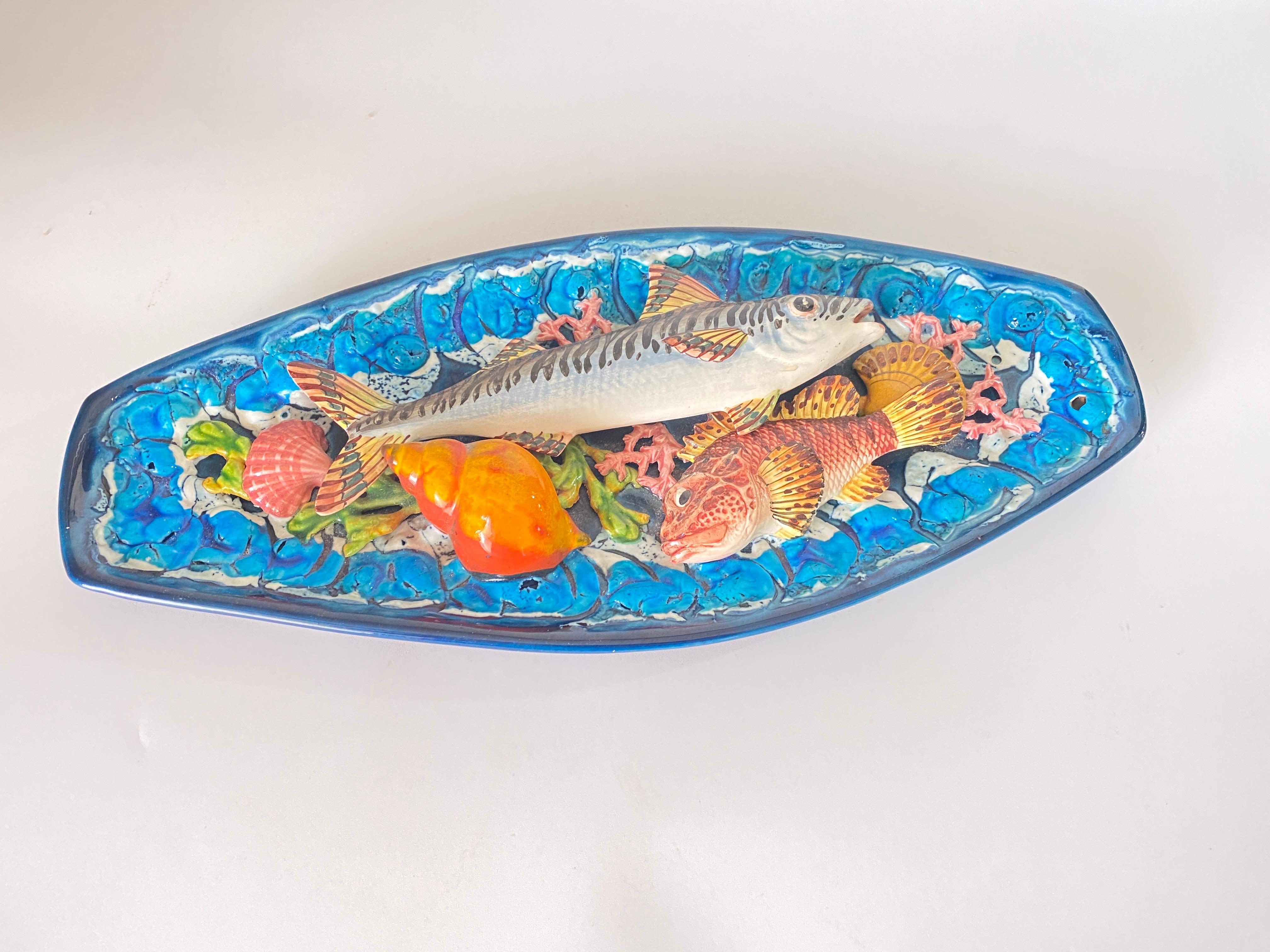 Plato Decorativo Pez de Mayólica Salins, circa 1960 Color Azul siglo XX en venta