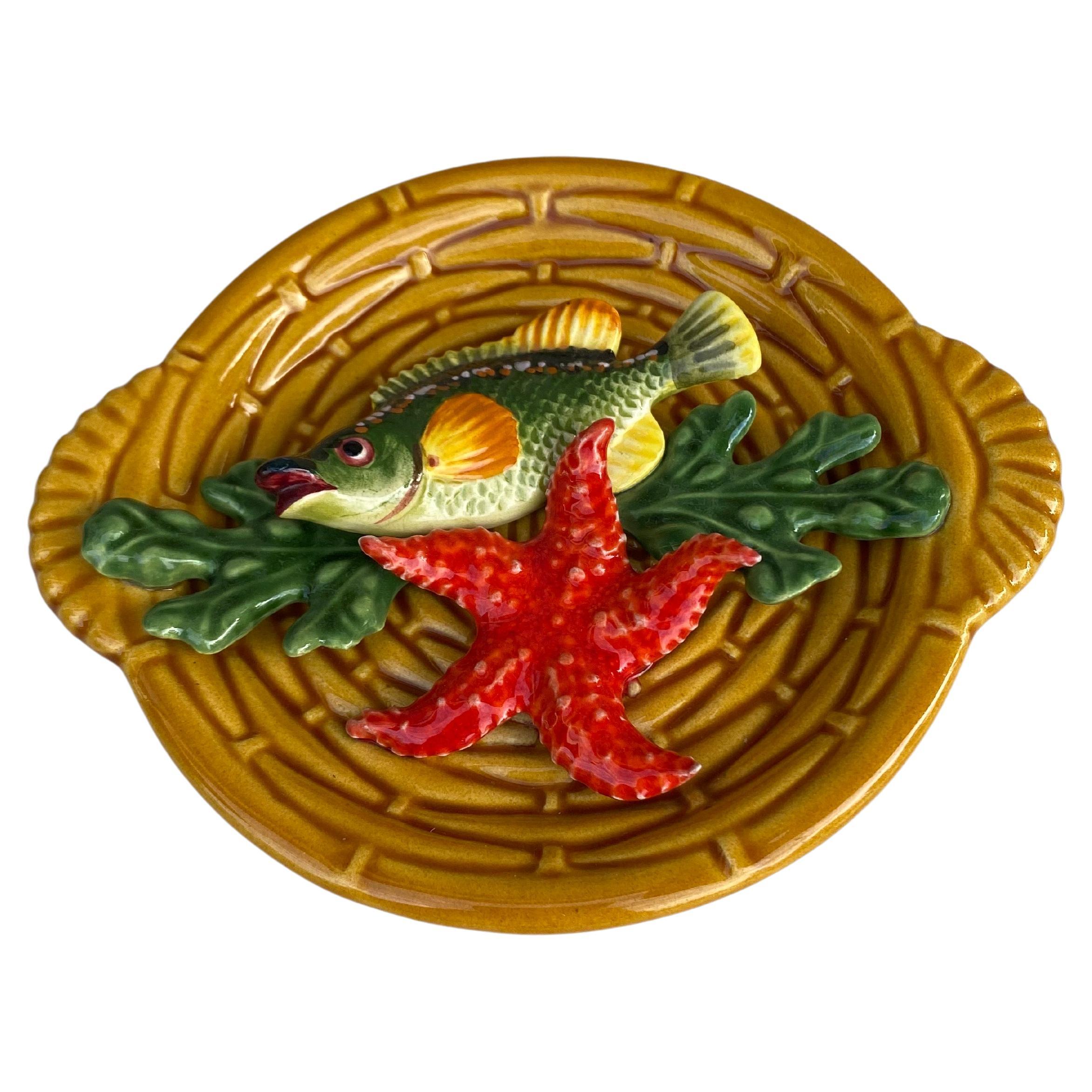 Petit plat en majolique représentant des animaux marins Vallauris, vers 1950.
Haut relief de poissons, algues, étoiles de mer.
Style nautique.
Diamètre / 7.5 par 6