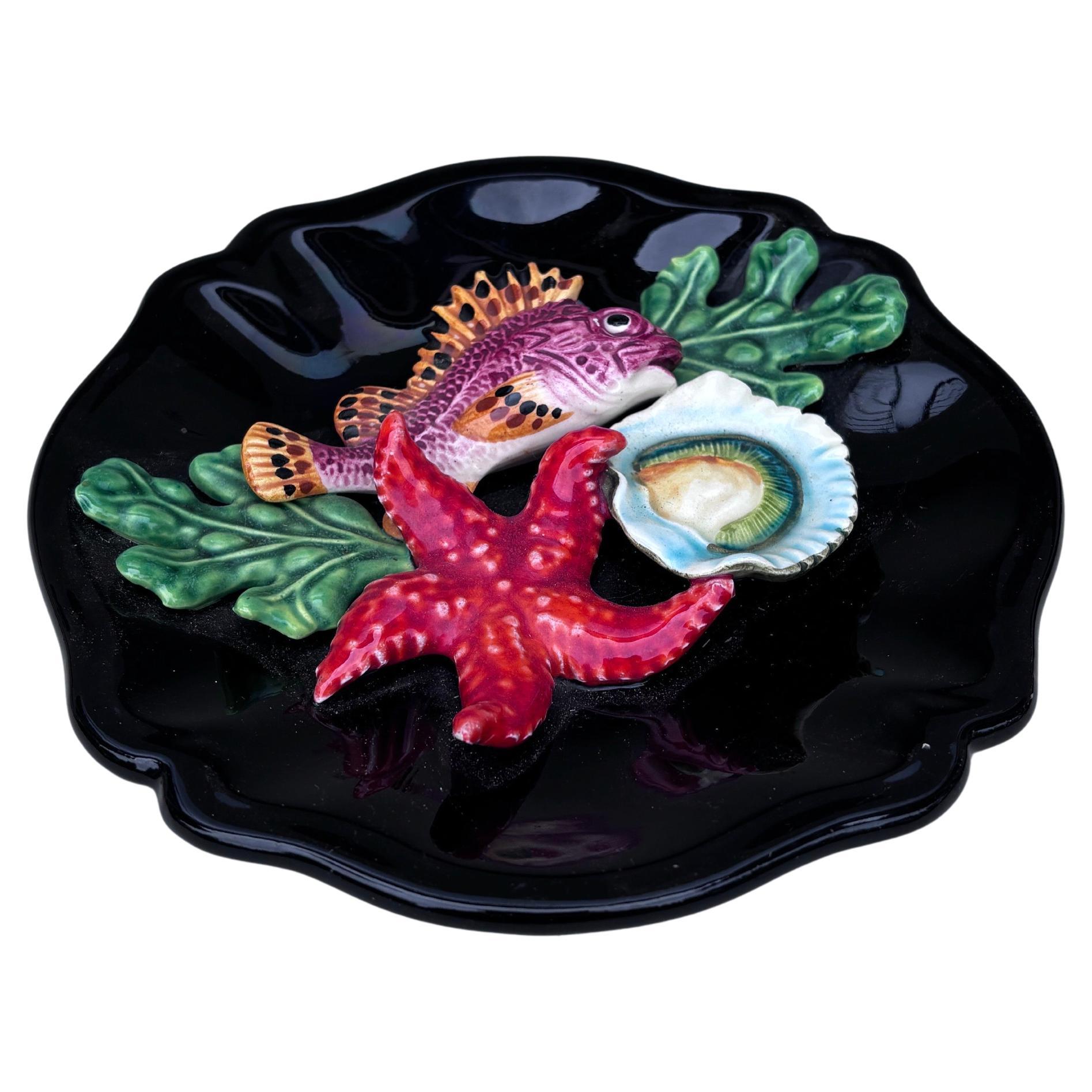 Plato de mayólica Vallauris, circa 1950 Moderno de mediados de siglo en venta