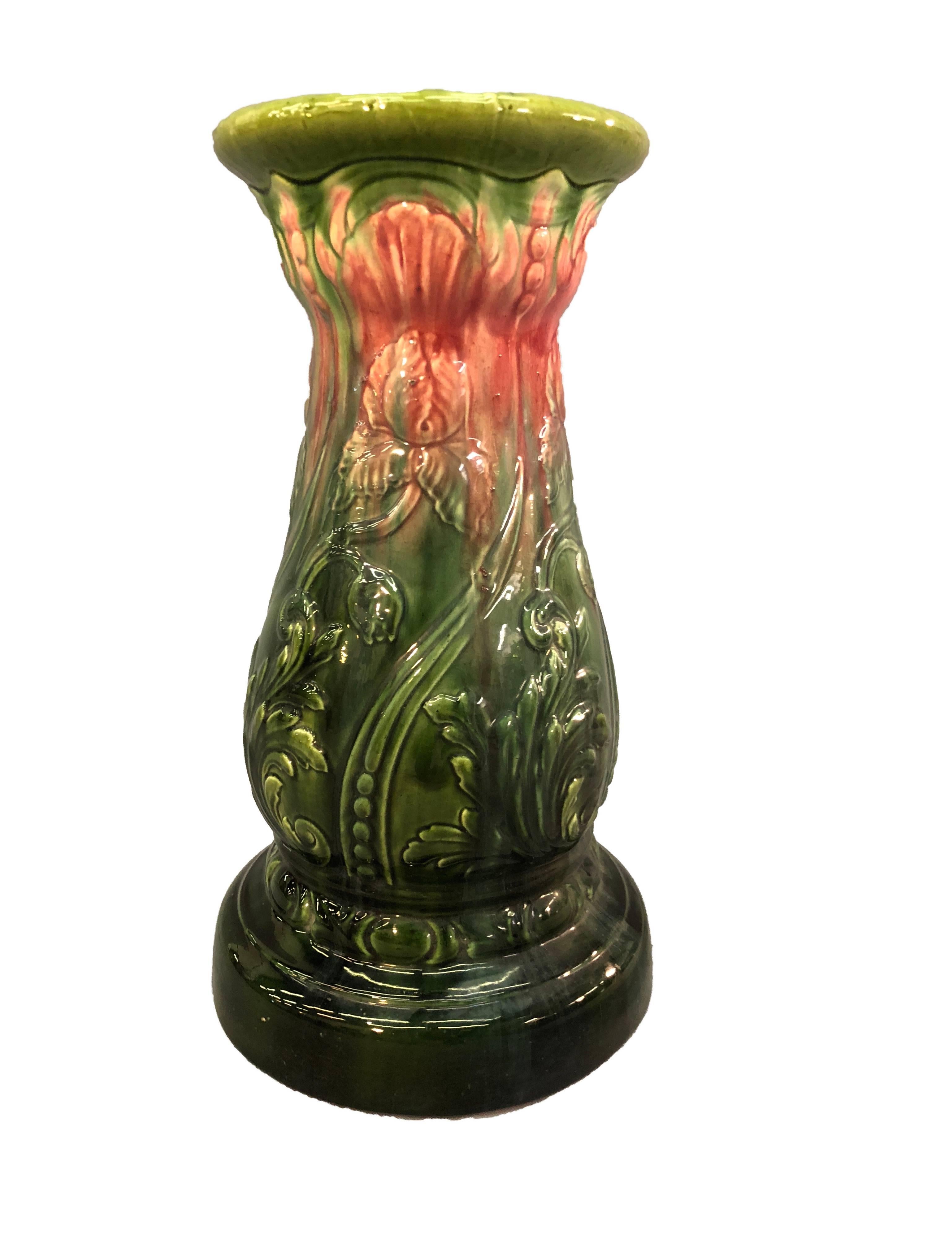 Early 1900s Majolica jardinière with a pedestal and a planter in a floral design. Small nick under planter and small nicks under the pedestal, all minor. Measures: Planter: 14in diameter x 12in height. Pedestal: 11.5in diameter x 20.5in height. No
