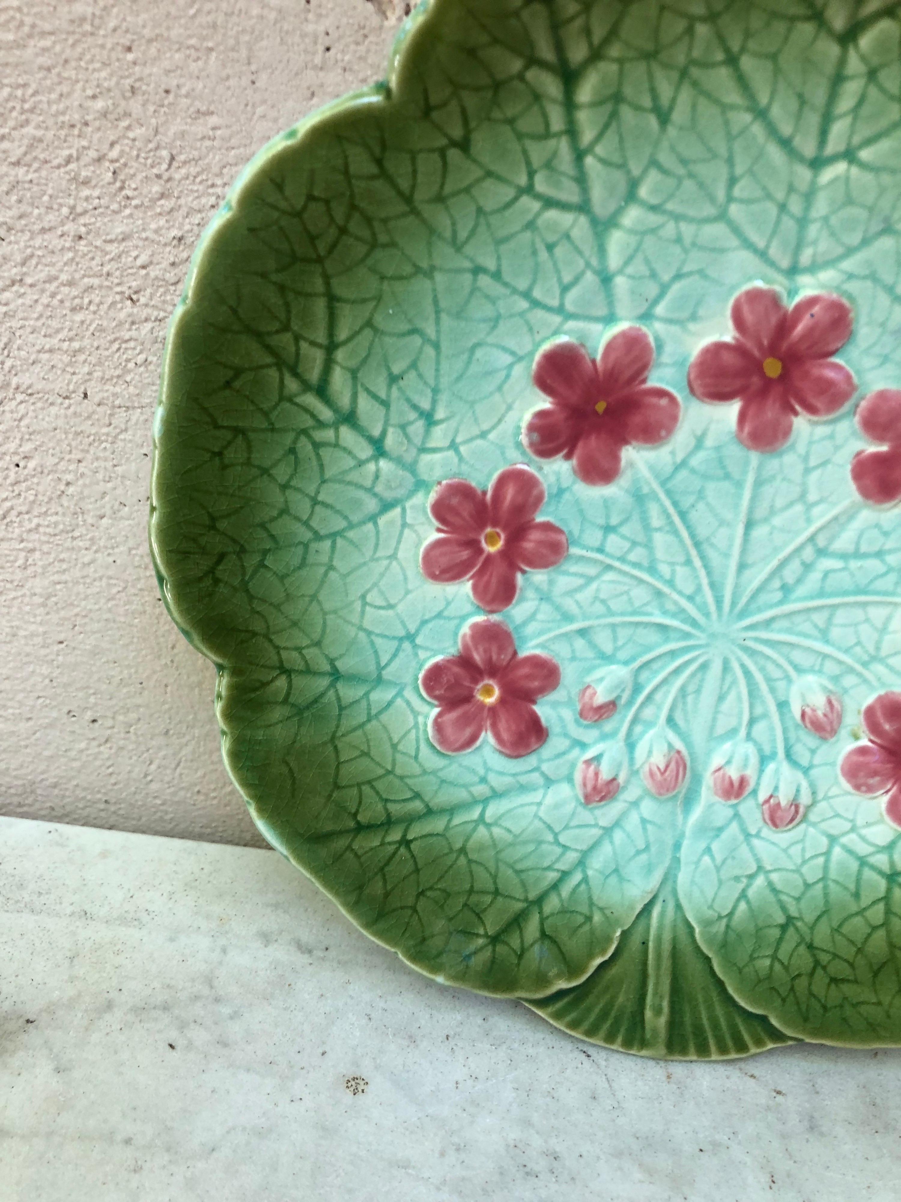 Majolica flower plate signed Sarreguemines, circa 1890.
In a leaf shape with pink flowers.