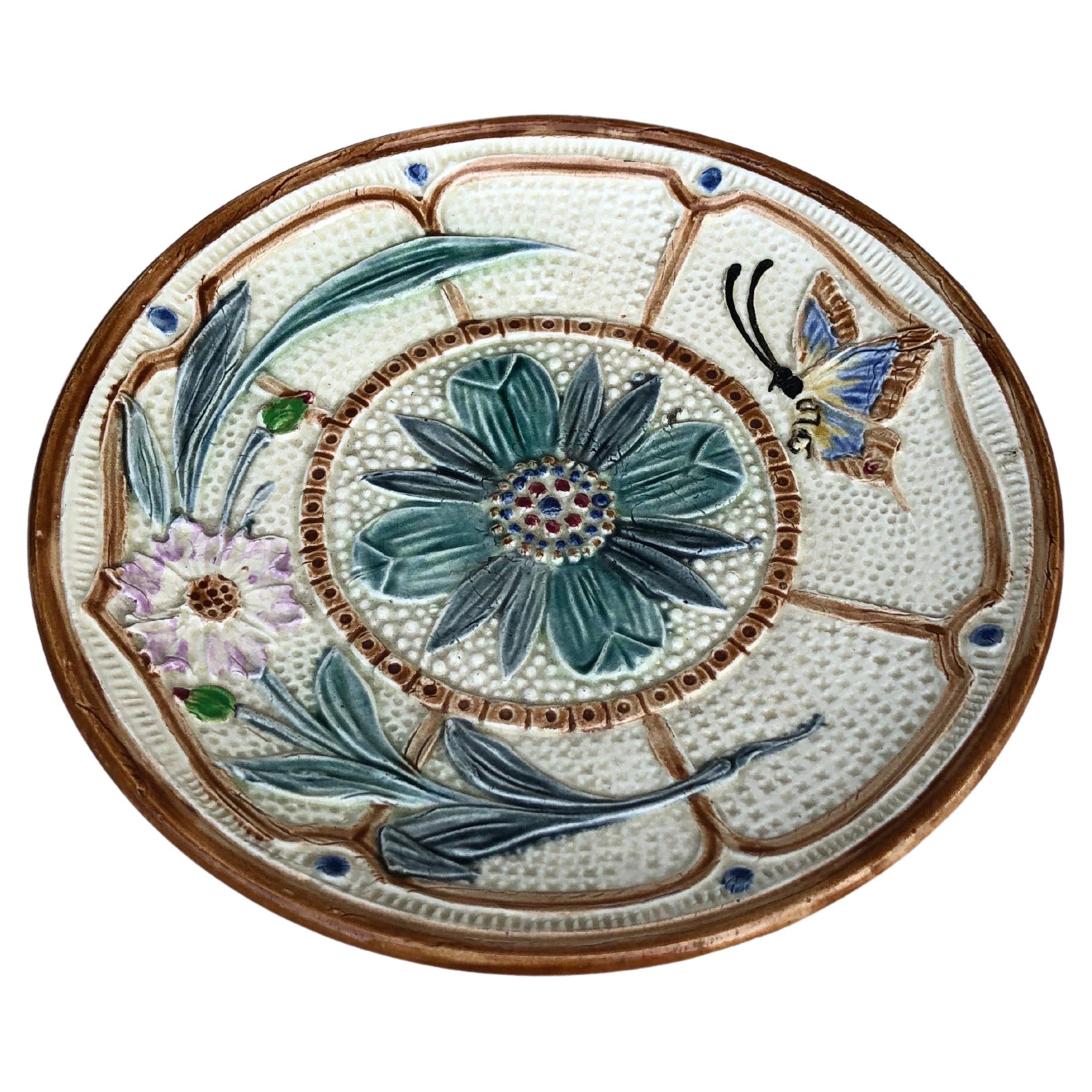 Piatto in maiolica con fiori e farfalle Wasmuel Majolica, 1890 circa.