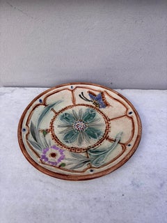 Majolika-Teller mit Blumen- und Schmetterlingsmotiv, Wasmuel CIRCA 1890