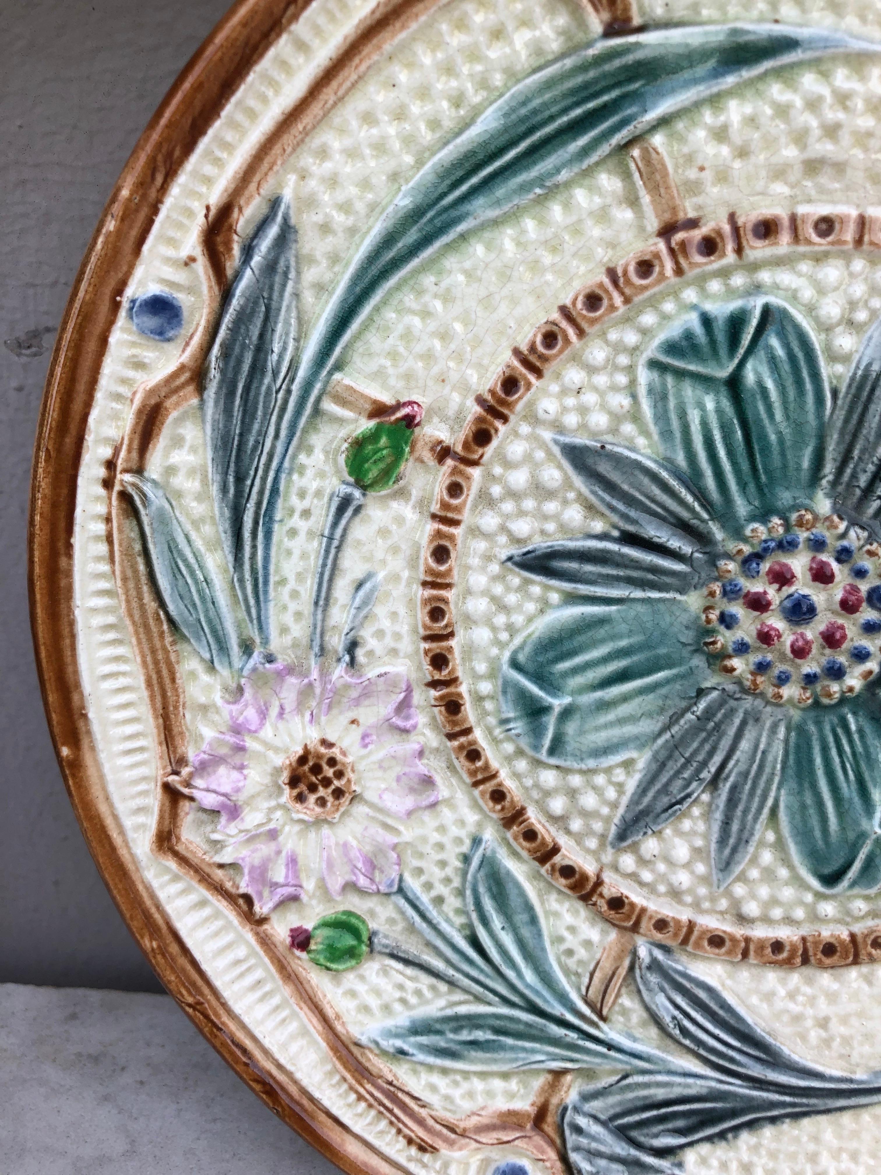 Belge Assiette en majolique à fleurs et papillons Wasmuel, vers 1890 en vente