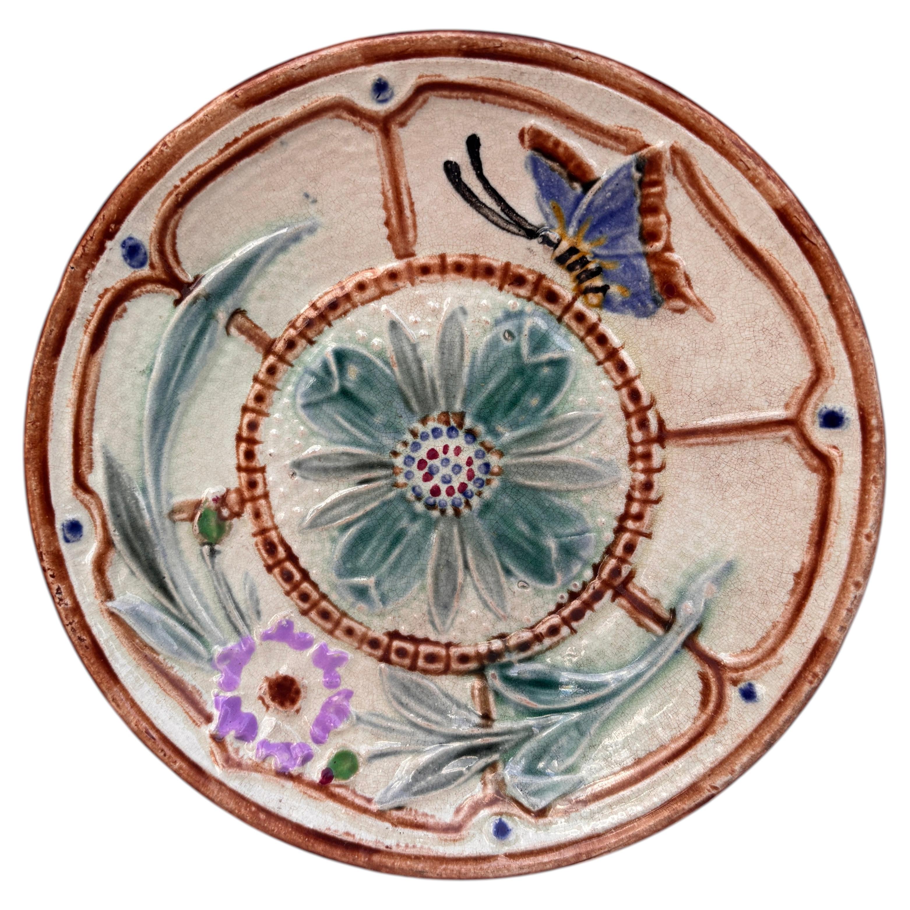 Majolika-Teller mit Blumen- und Schmetterlingsmotiv, Wasmuel CIRCA 1890