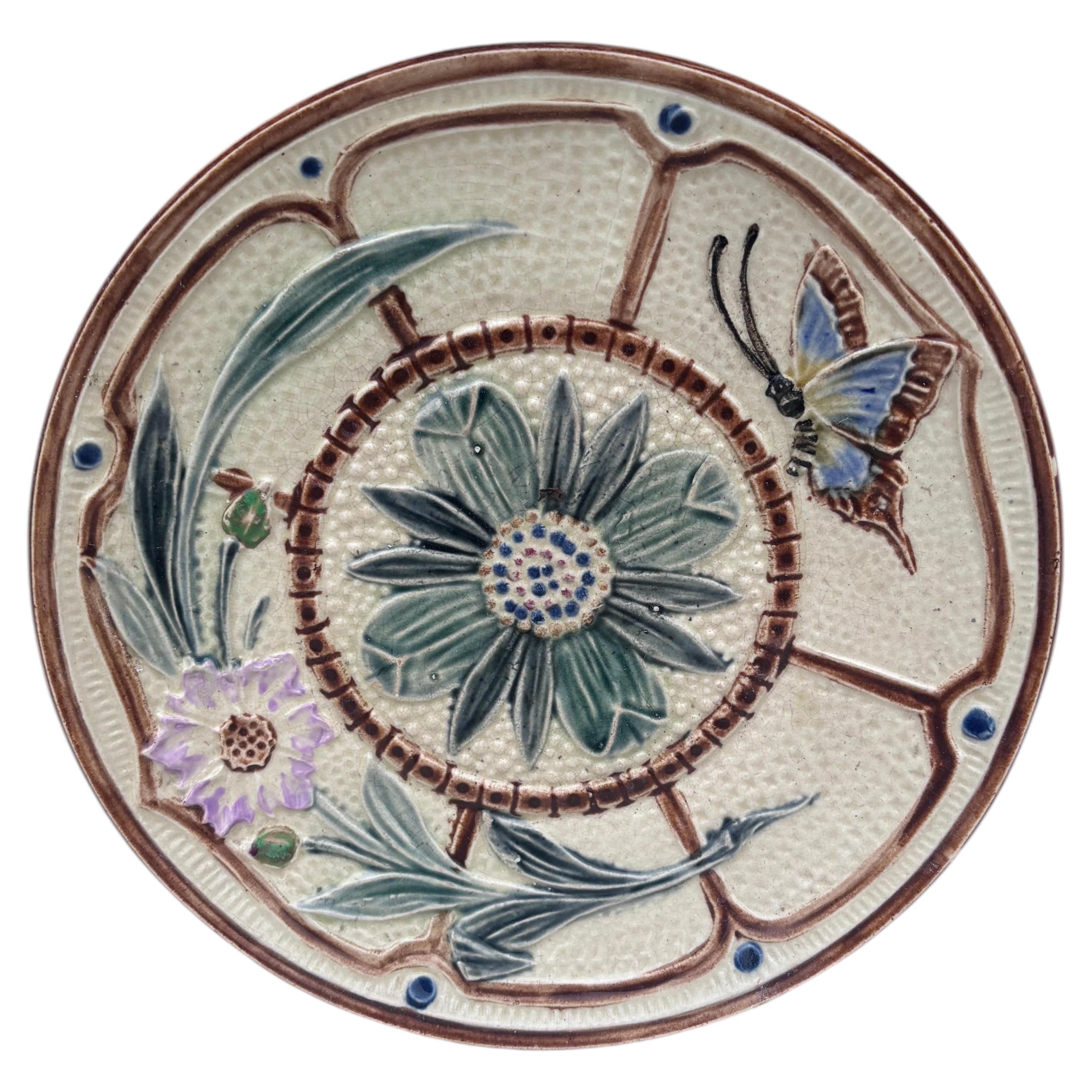 Plato de Wasmuel Majolica con flores y mariposas, hacia 1890 en venta
