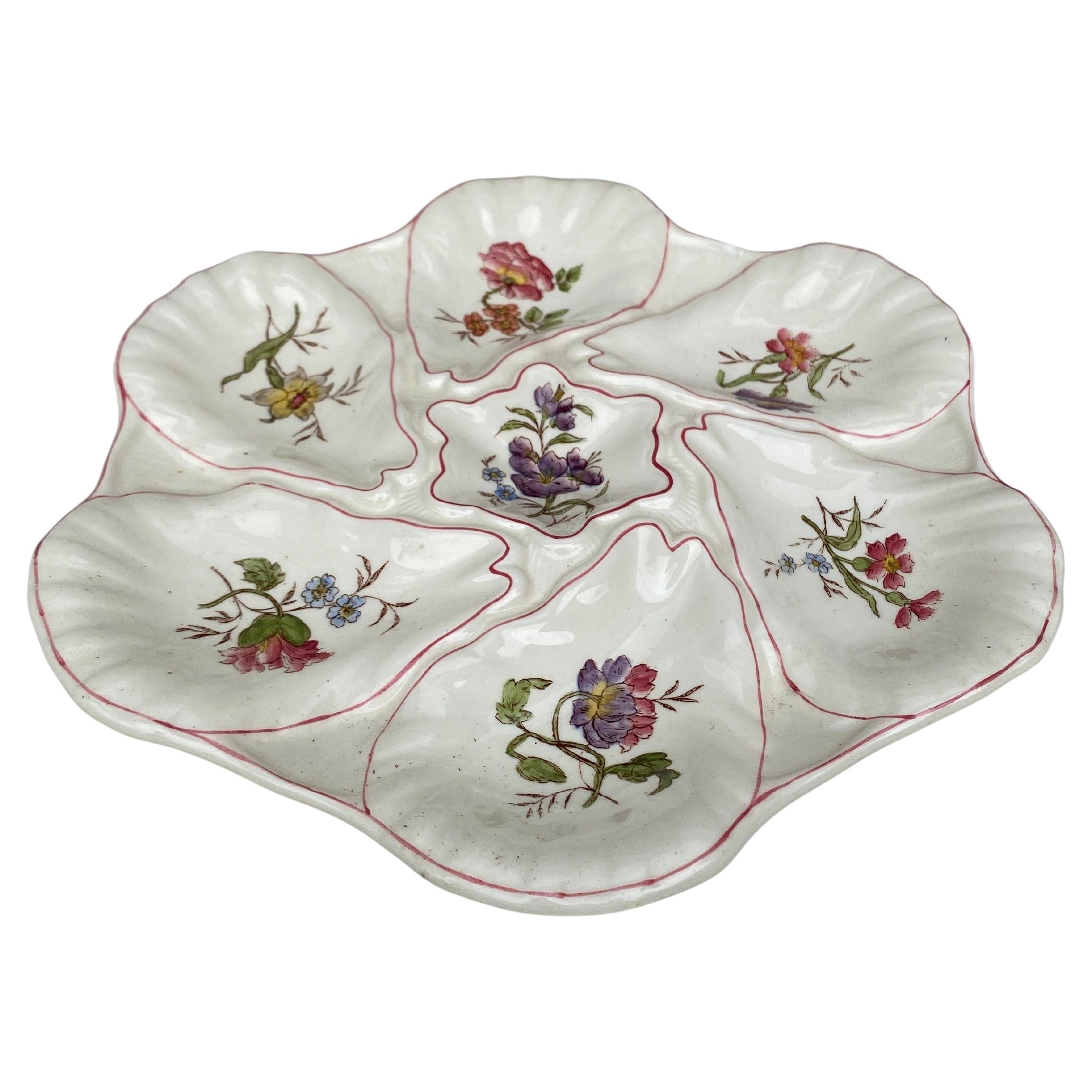 Piatto per ostriche in maiolica con fiori diversi su ogni conchiglia, circa 1900, firmato Longchamp.
 