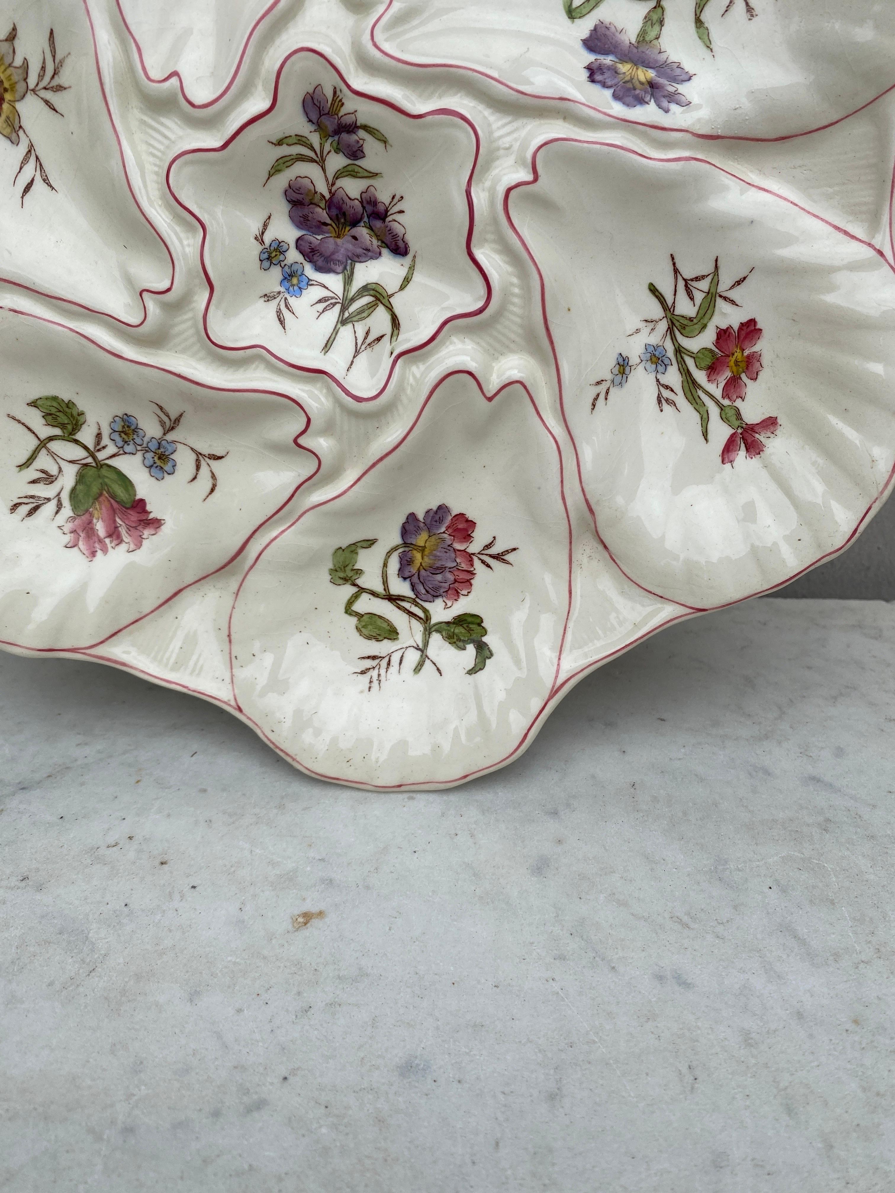 Romantico Piatto da ostrica in maiolica Flowers Longchamp, 1900 circa in vendita